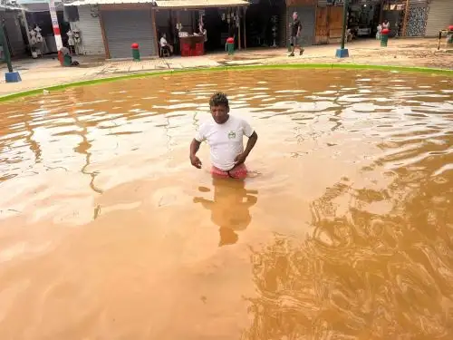 La Contraloría reveló que la provincia de Piura y el distrito de Máncora, los más afectados por las lluvias intensas que se registran en la región Piura, reveló que existe un alto riesgo sanitario y estructural para la población, debido a la posible proliferación de enfermedades y al deterioro progresivo de calles y viviendas. ANDINA/Difusión