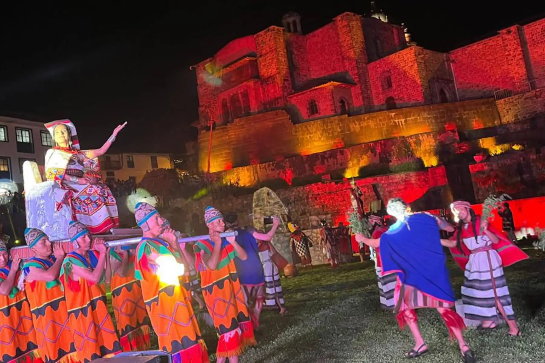 El Inca Pachacútec y la Coya, esposa del máximo gobernante, encendieron la gala la noche de ayer ante cientos de turistas y cusqueños que se apostaron en graderías y perímetros del Coricancha. Foto: ANDINA/Percy Hurtado Santillán