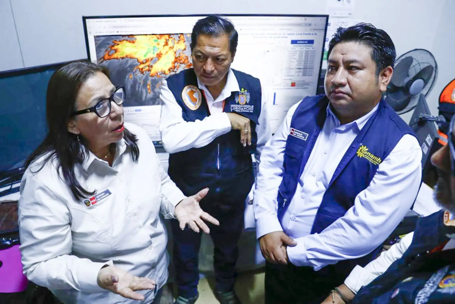 Desde el COER - SENAMHI de Chosica, la ministra del Ambiente, Nelly Paredes, el alcalde de Lurigancho-Chosica y representantes del Senamhi coordinan acciones para afrontar posibles desbordes de ríos, inundaciones y huaicos ante el incremento de las lluvias en Lima y en algunas ciudades del interior del país. Foto: ANDINA/Daniel Bracamonte