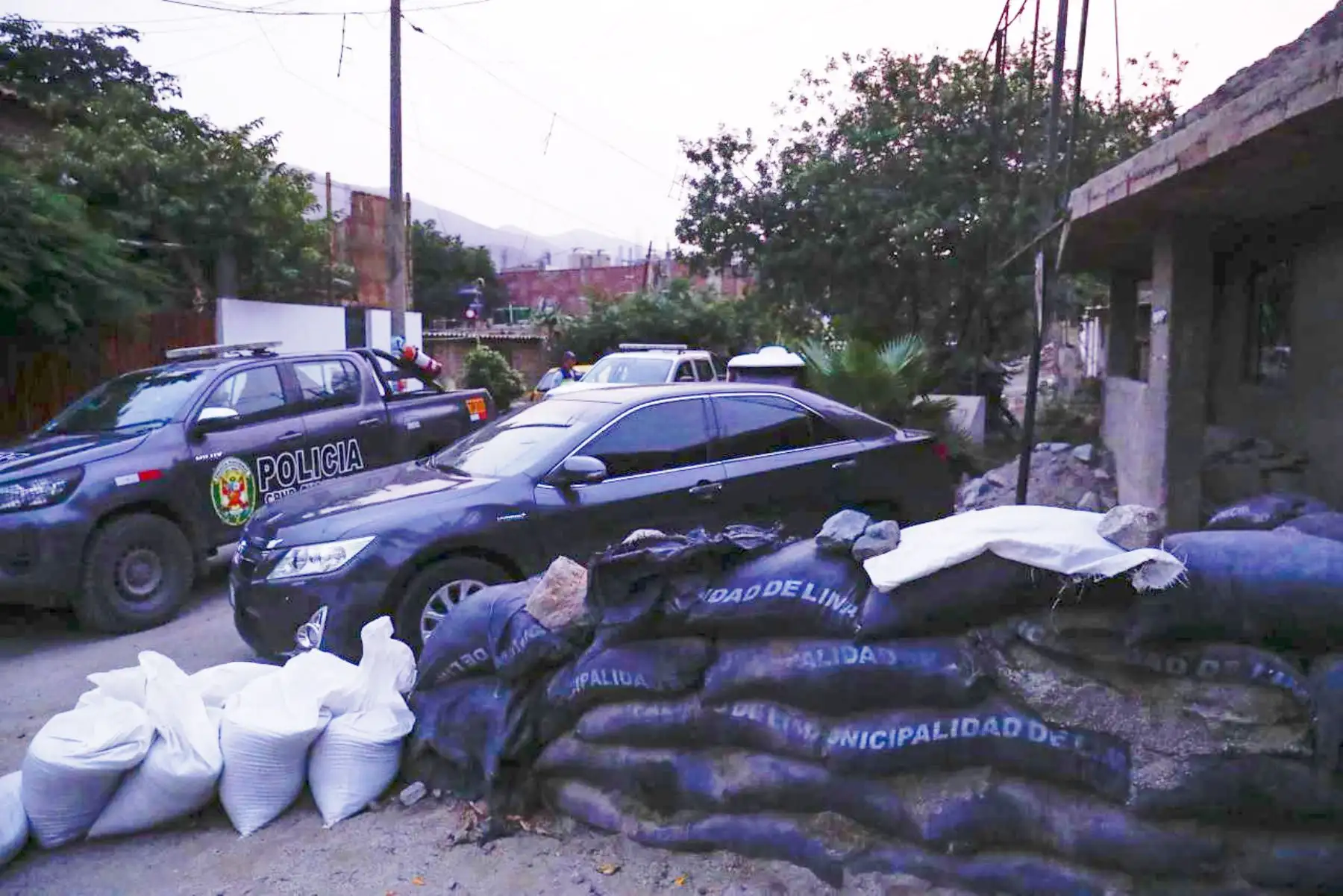 La ministra del Ambiente, Nelly Paredes, junto con el alcalde de Lurigancho-Chosica, supervisó 3 quebradas en Chosica el jueves 26 de febrero de 2026, en el marco de posibles desbordes de los ríos y huaicos ante el incremento de las lluvias en Lima y en algunas ciudades del interior del país. Foto: ANDINA/Daniel Bracamonte