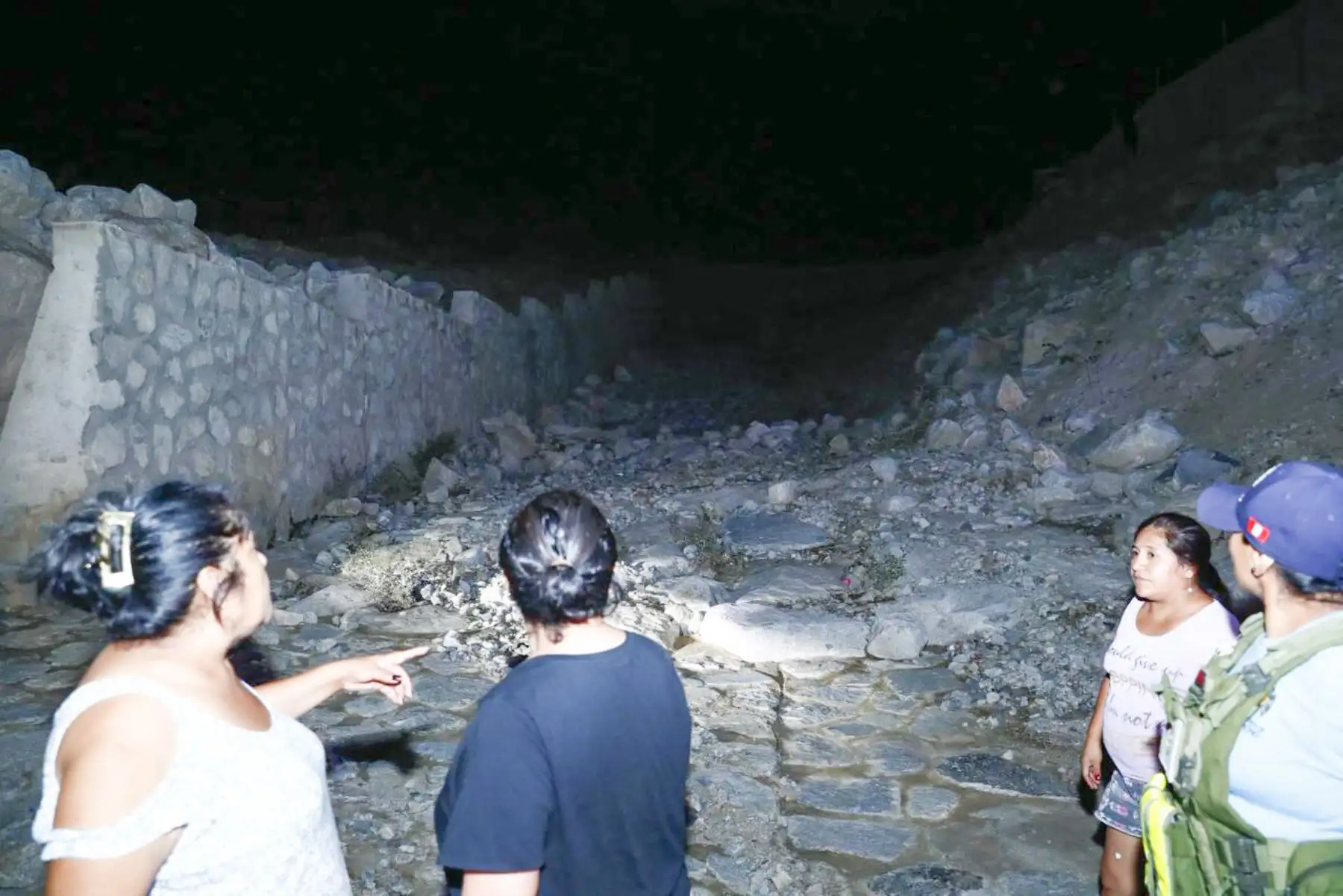 La ministra del Ambiente, Nelly Paredes, junto con el alcalde de Lurigancho-Chosica, supervisó 3 quebradas en Chosica el jueves 26 de febrero de 2026, en el marco de posibles desbordes de los ríos y huaicos ante el incremento de las lluvias en Lima y en algunas ciudades del interior del país. Foto: ANDINA/Daniel Bracamonte