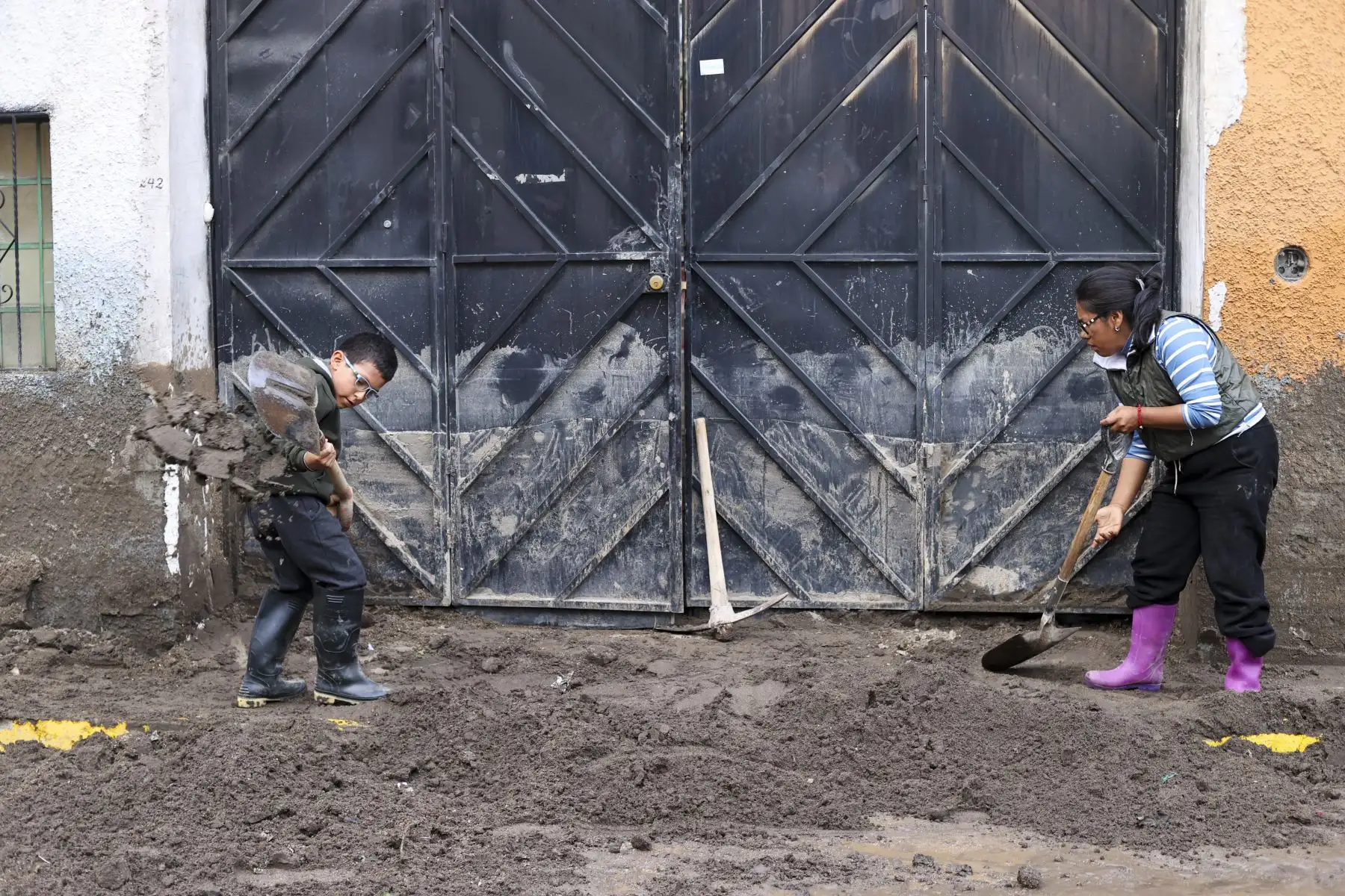 Asimismo, vecinos y miembros de la comunidad se organizan y brindan apoyo mutuo, sumando esfuerzos para restablecer la normalidad en la zona. Foto: ANDINA/ PCM