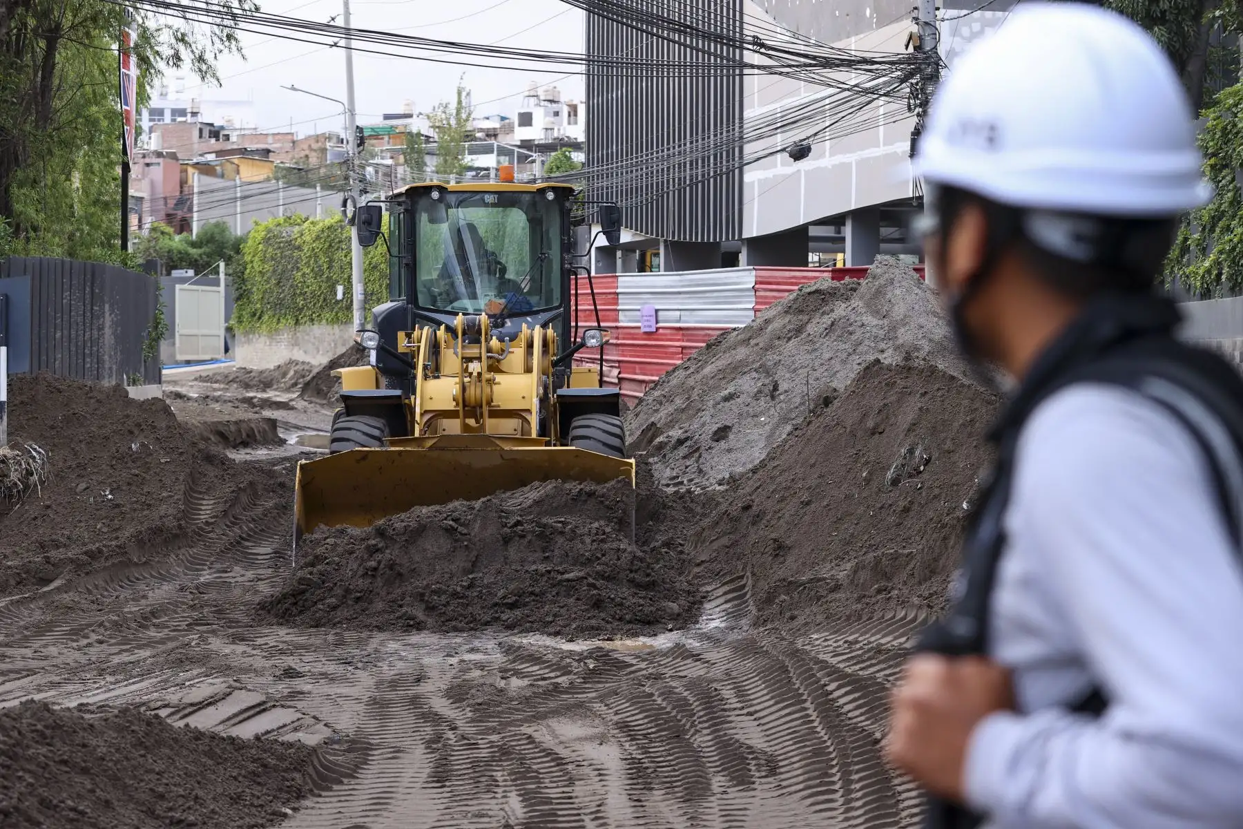 Maquinaria pesada del Estado ayuda en labores de limpieza en la zona inundada por la activación de la torrentera Chullo en  distrito de Yanahuara. Foto: ANDINA/Carla Patiño PCM