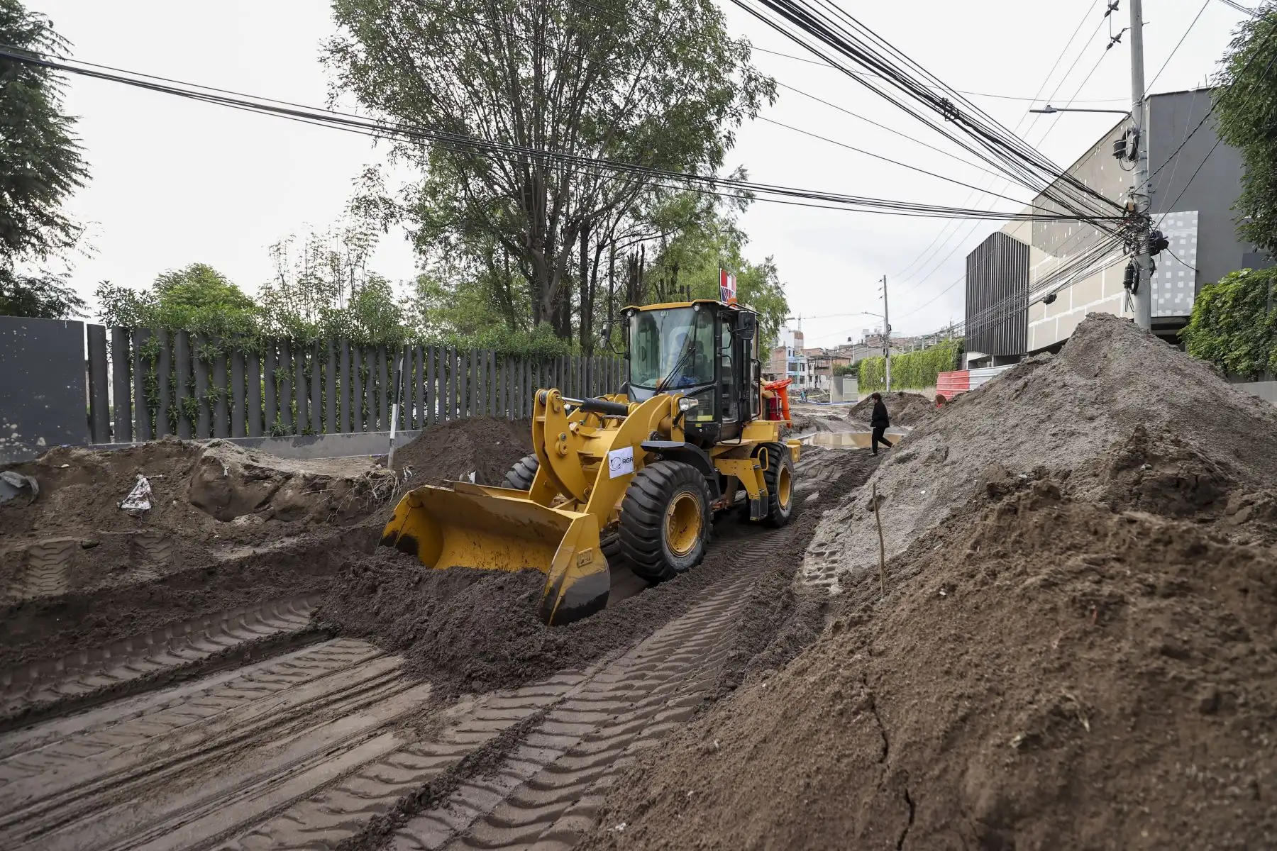 Maquinaria pesada del Estado ayuda en labores de limpieza en la zona inundada por la activación de la torrentera Chullo en  distrito de Yanahuara. Foto: ANDINA/Carla Patiño PCM
