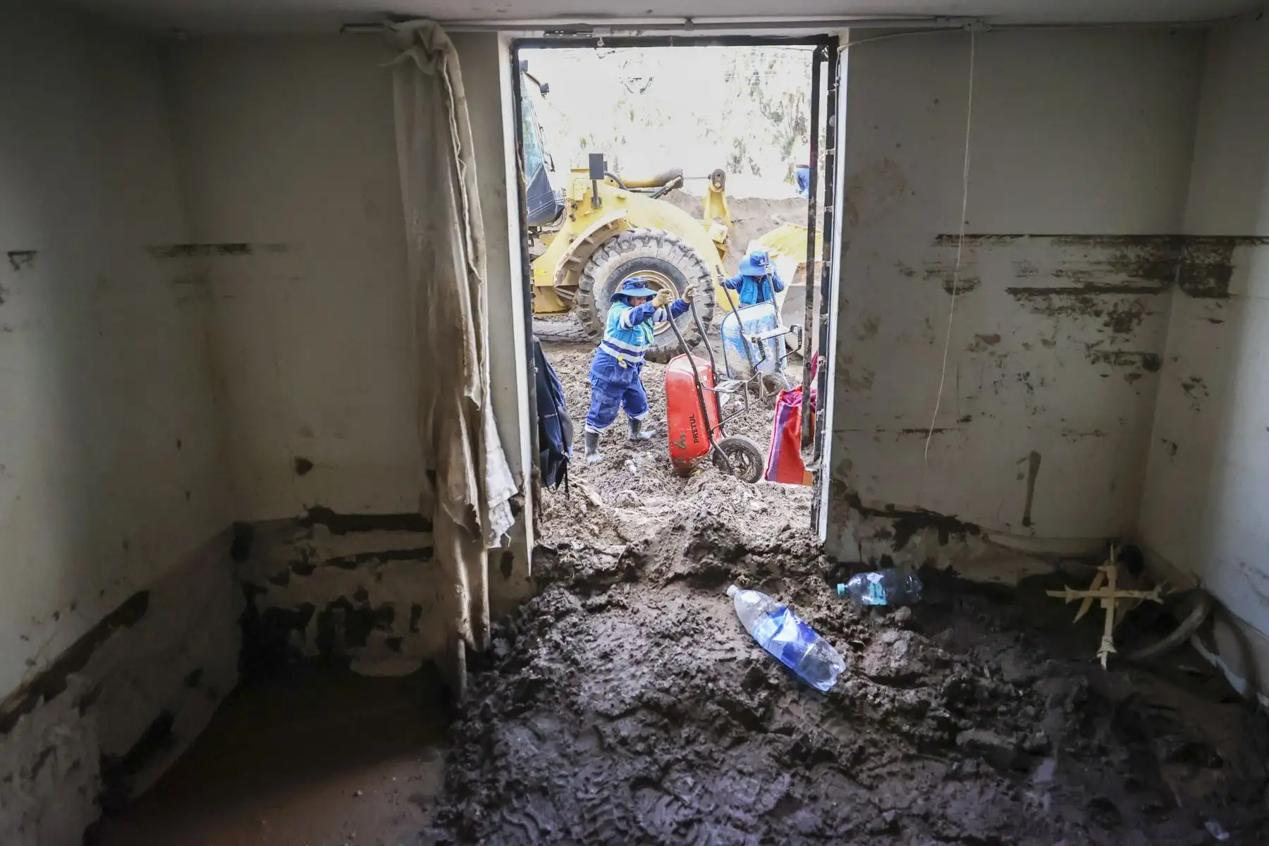 Vecinos y miembros de la comunidad se organizan y brindan apoyo mutuo, sumando esfuerzos para restablecer la normalidad en la zona. Foto: ANDINA/Carla Patiño PCM