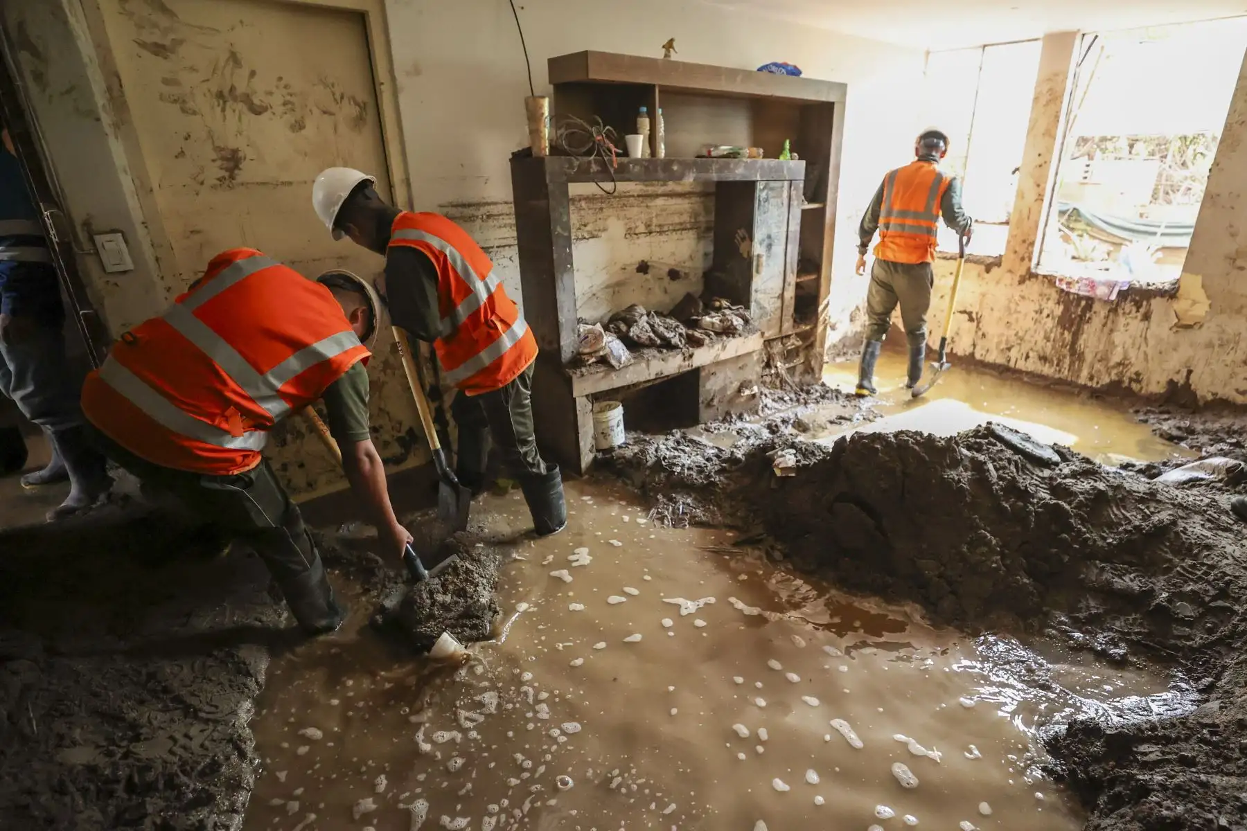Tras la inundación registrada días atrás a causa de las intensas precipitaciones, actualmente personal militar viene colaborando activamente en las labores de limpieza y recuperación de las áreas afectadas.  Foto: ANDINA/Carla Patiño PCM