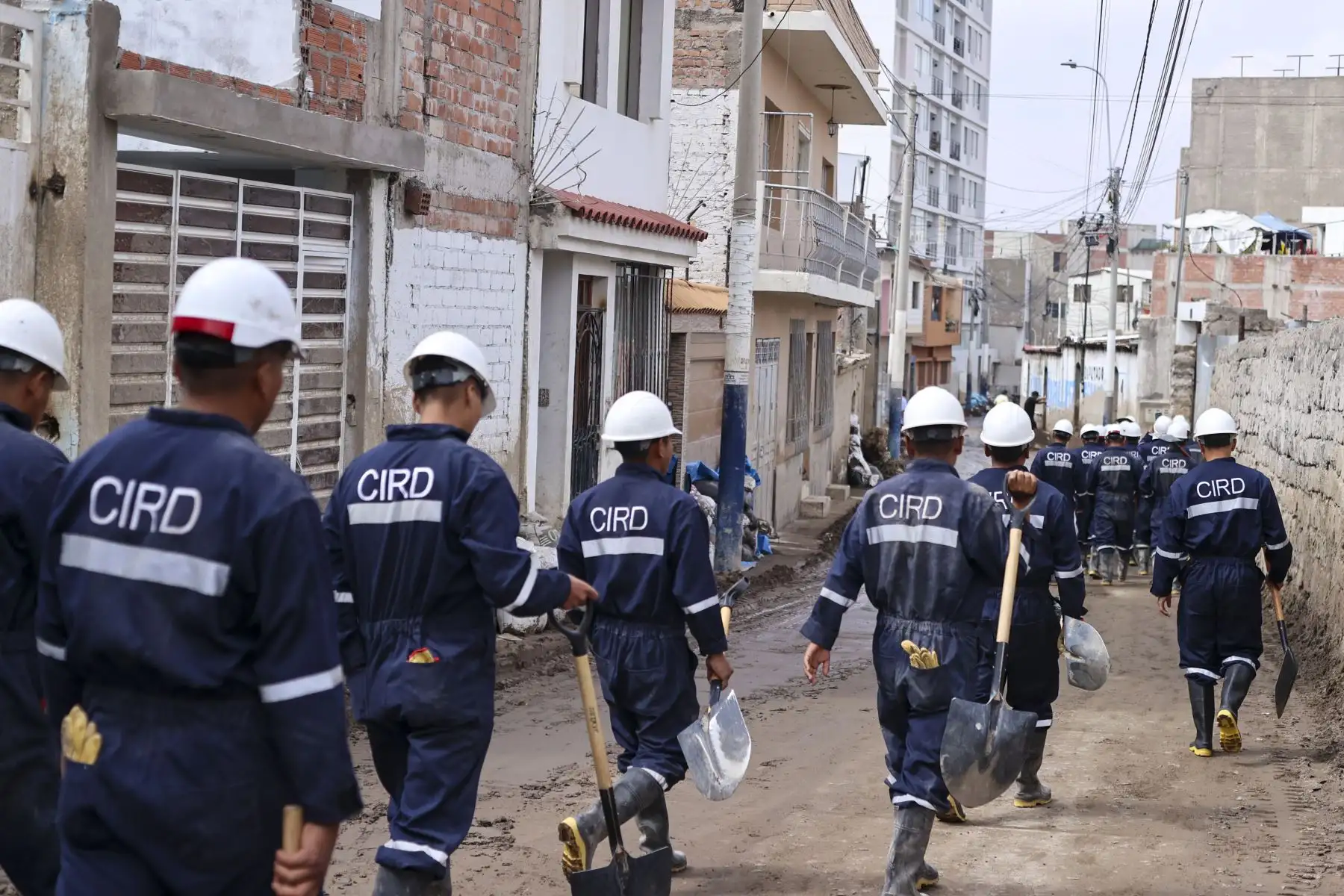 Tras la inundación registrada días atrás a causa de las intensas precipitaciones, actualmente personal militar viene colaborando activamente en las labores de limpieza y recuperación de las áreas afectadas. Foto: ANDINA/Carla Patiño PCM