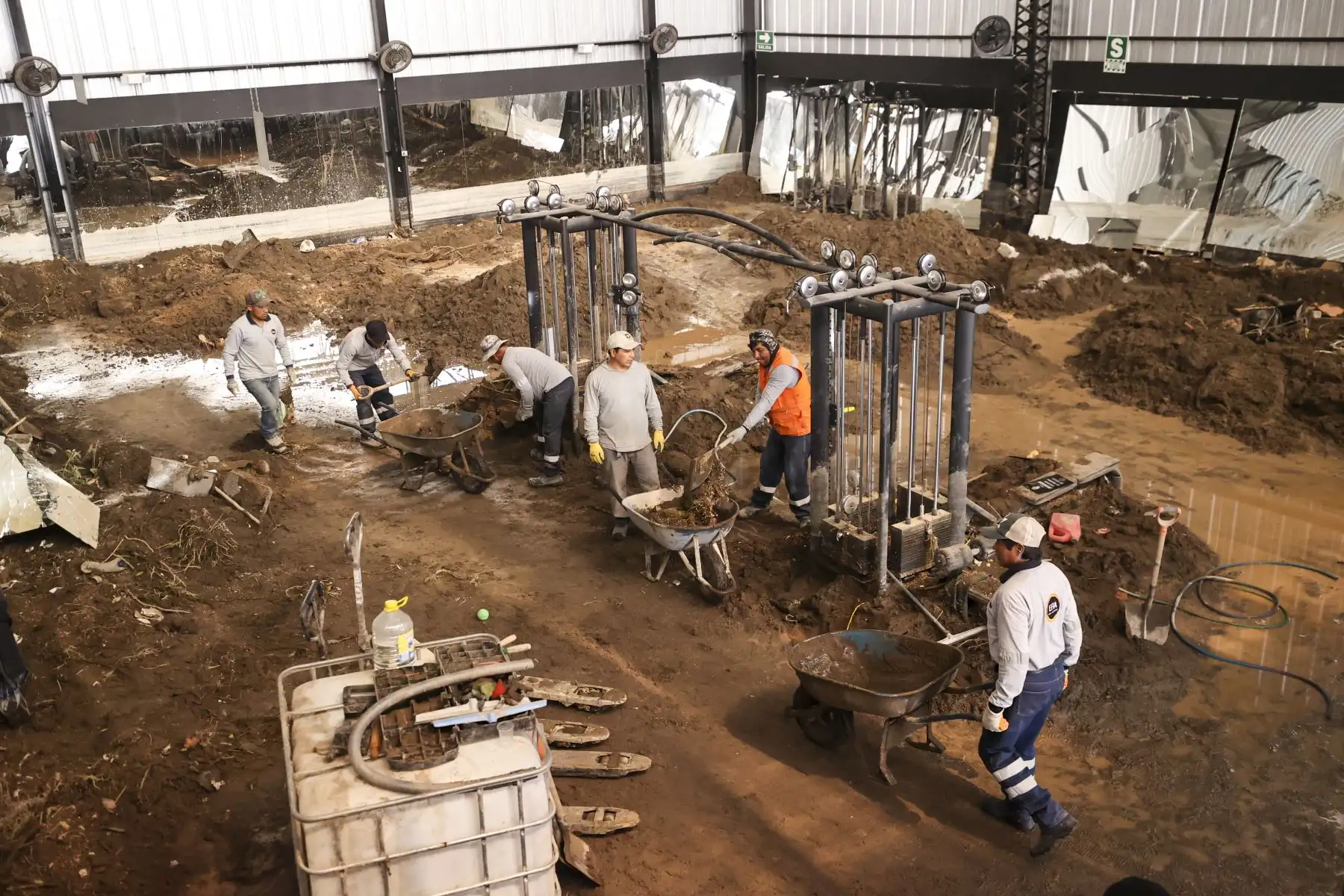 Vecinos y miembros de la comunidad se organizan y brindan apoyo mutuo, sumando esfuerzos para restablecer la normalidad en la zona. Foto: ANDINA/Carla Patiño PCM