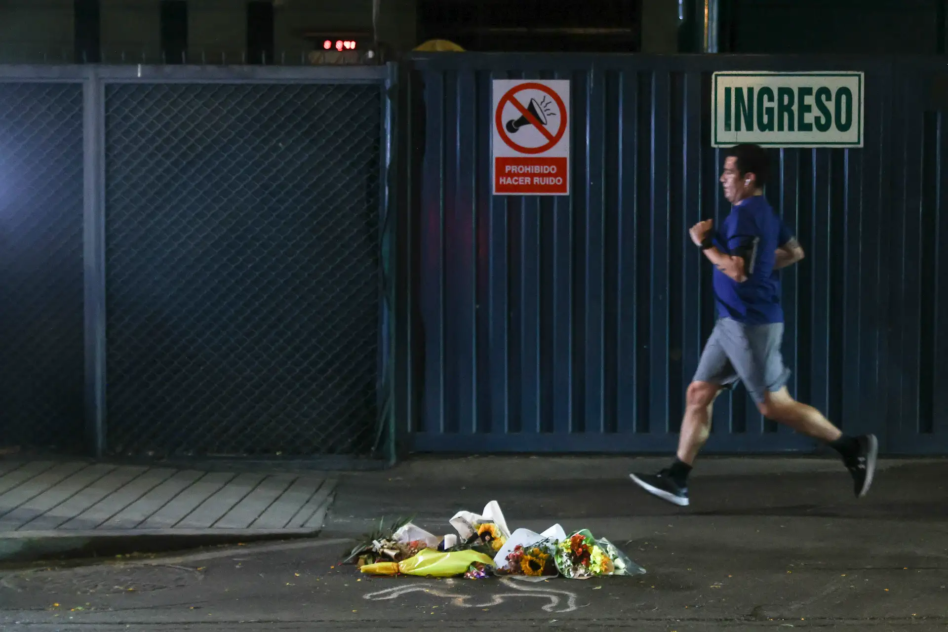Familiares y amigos de Lizeth Marsano realizan  una vigilia en el lugar del accidente para pedir justicia. Foto: ANDINA/Jhonel Rodríguez Robles