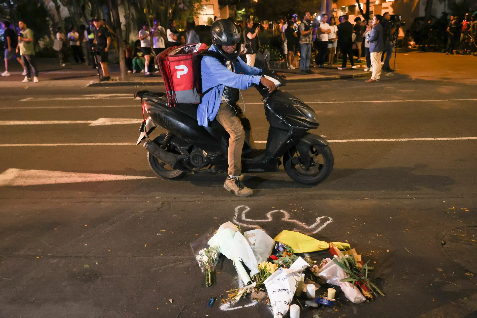 Familiares y amigos de Lizeth Marsano realizan  una vigilia en el lugar del accidente para pedir justicia. Foto: ANDINA/Jhonel Rodríguez Robles