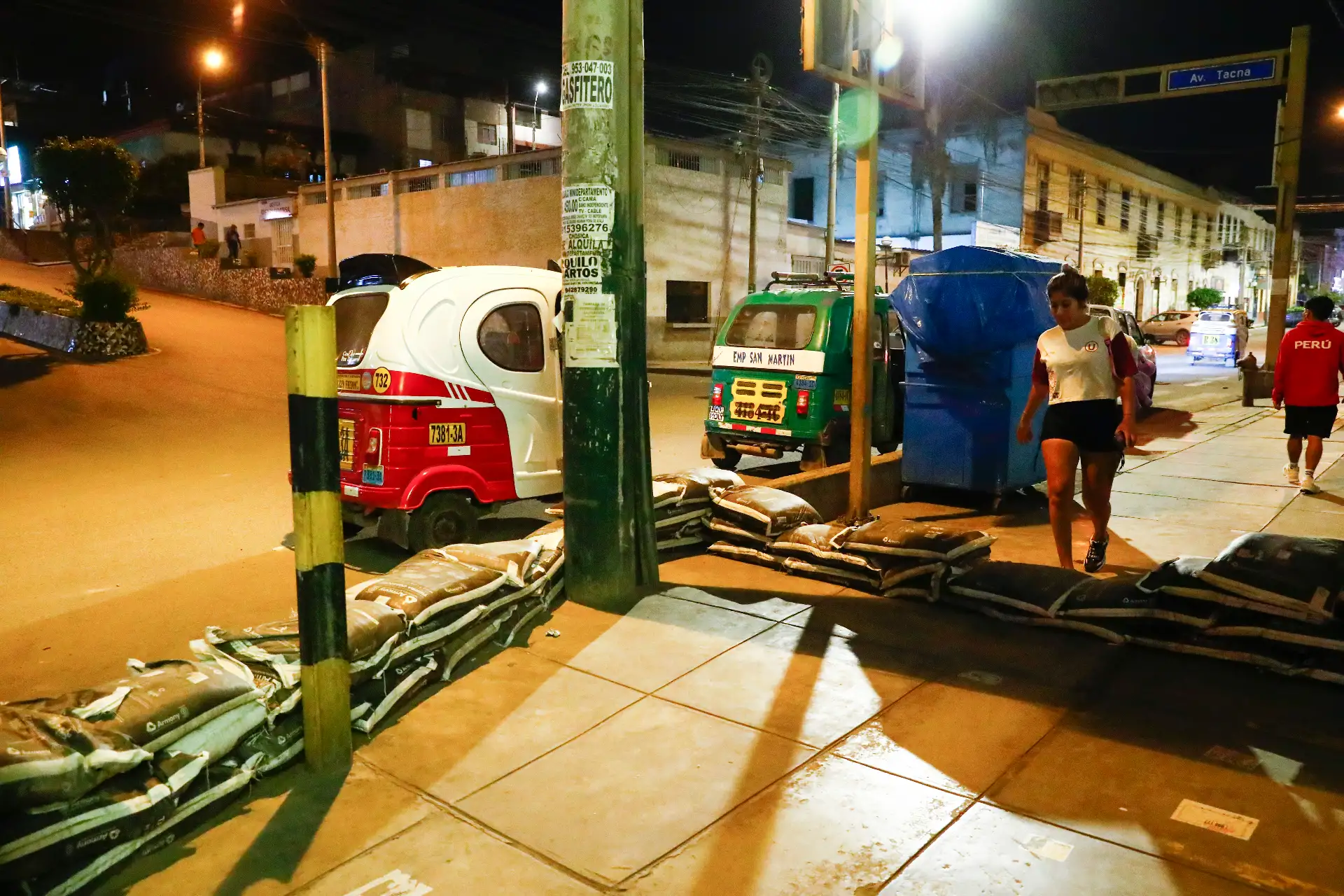Vecinos y administradores de negocios en Chosica toman medidas de prevención antes inundaciones y huaicos colocando costales en las puertas de sus inmuebles, ante posibles desbordes de los ríos anunciados por Senamhi e Indeci. Foto: ANDINA/Daniel Bracamonte