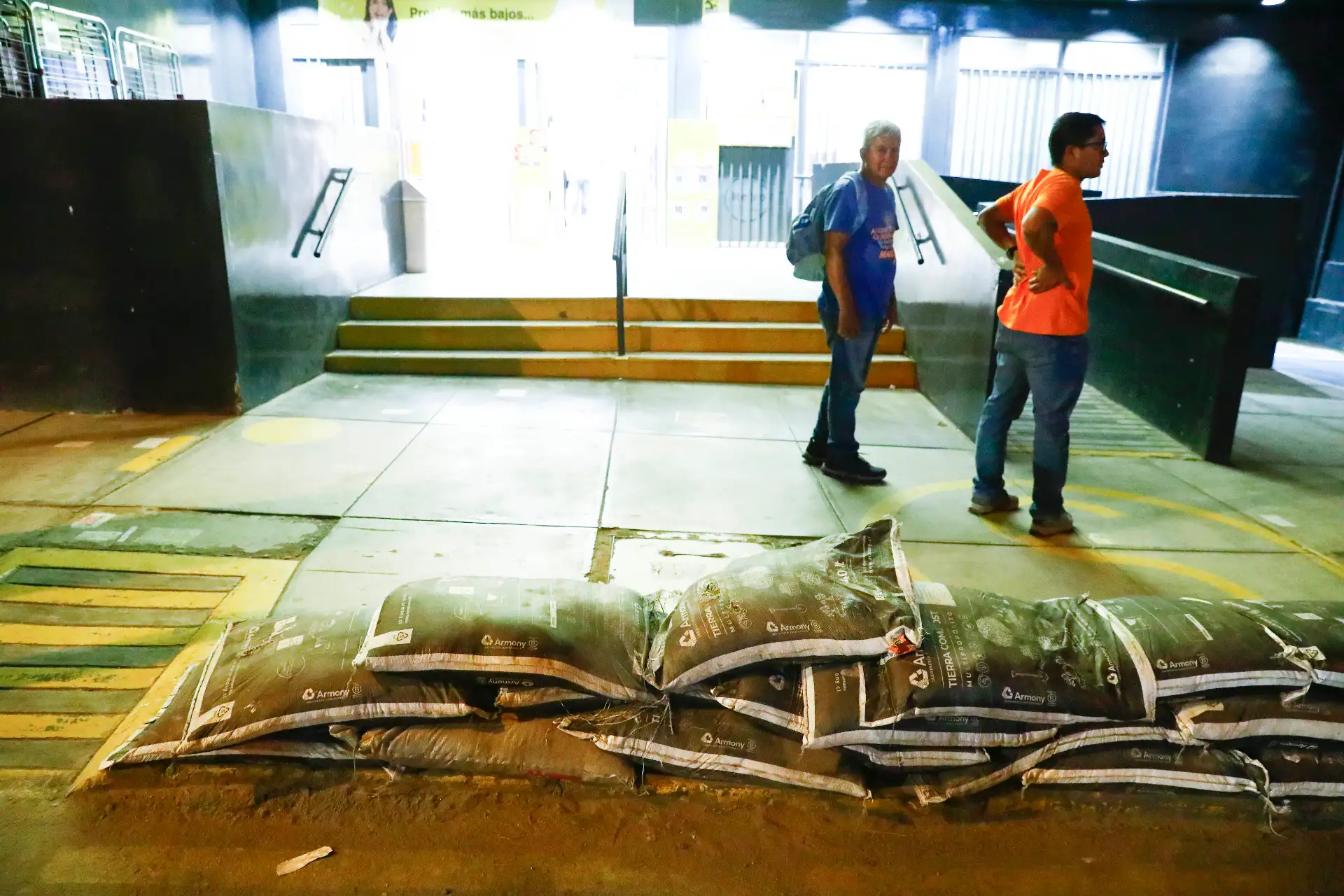 Vecinos y administradores de negocios en Chosica toman medidas de prevención antes inundaciones y huaicos colocando costales en las puertas de sus inmuebles, ante posibles desbordes de los ríos anunciados por Senamhi e Indeci. Foto: ANDINA/Daniel Bracamonte