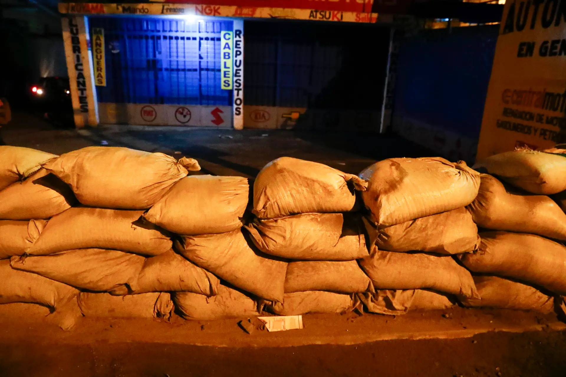 Vecinos y administradores de negocios en Chosica toman medidas de prevención antes inundaciones y huaicos colocando costales en las puertas de sus inmuebles, ante posibles desbordes de los ríos anunciados por Senamhi e Indeci. Foto: ANDINA/Daniel Bracamonte