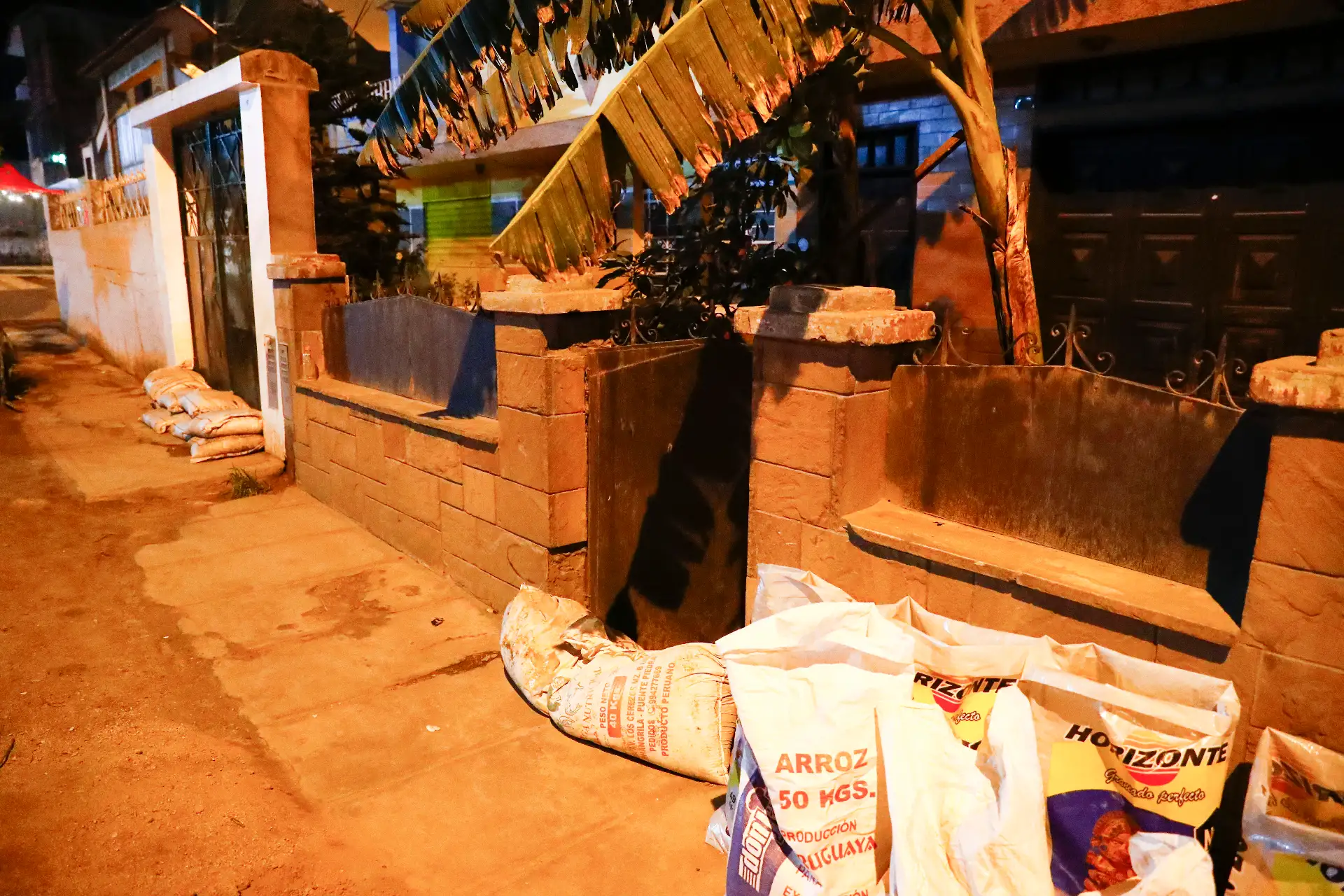 Vecinos y administradores de negocios en Chosica toman medidas de prevención antes inundaciones y huaicos colocando costales en las puertas de sus inmuebles, ante posibles desbordes de los ríos anunciados por Senamhi e Indeci. Foto: ANDINA/Daniel Bracamonte