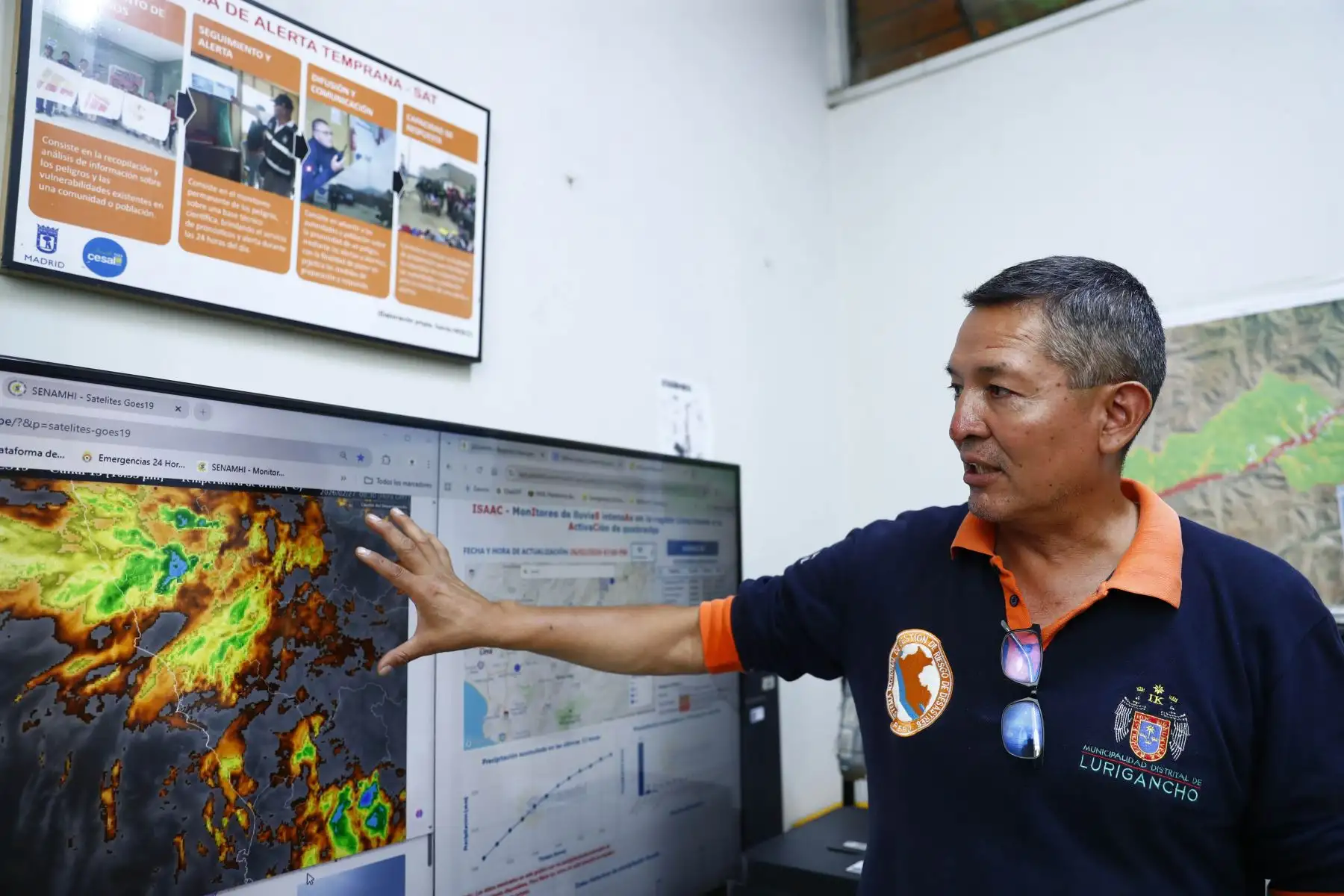 Desde la sede del COER-SENAMHI de Chosica, miembros del Centro de Operaciones de Emergencia Distrital de Lurigancho-Chosica monitorean el cauce del río y el nivel de precipitaciones de la zona, así como coordinar con entidades estratégicas del estado en caso de emergencia. Foto: ANDINA/Daniel Bracamonte