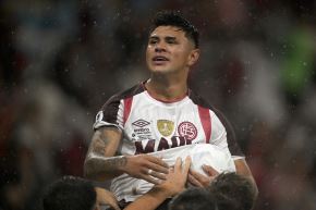 El mediocampista Dylan Aquino celebra el 3-2 de Lanús sobre el Flamengo en el Maracaná. Foto: AFP