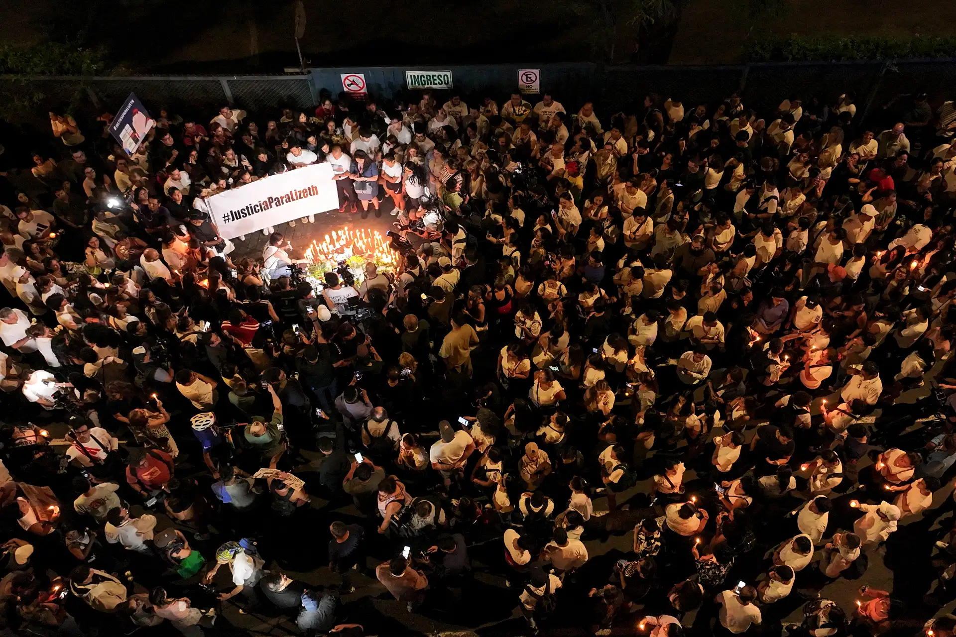 Familiares y amigos de Lizeth Marsano realizan  una vigilia en el lugar del accidente para pedir justicia. Foto: ANDINA/Jhonel Rodríguez Robles