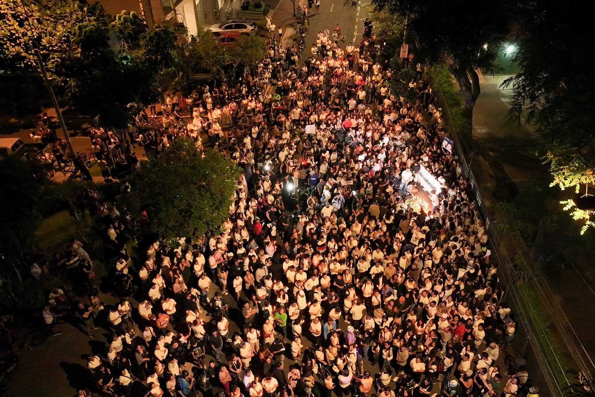 Familiares y amigos de Lizeth Marsano realizan  una vigilia en el lugar del accidente para pedir justicia. Foto: ANDINA/Jhonel Rodríguez Robles
