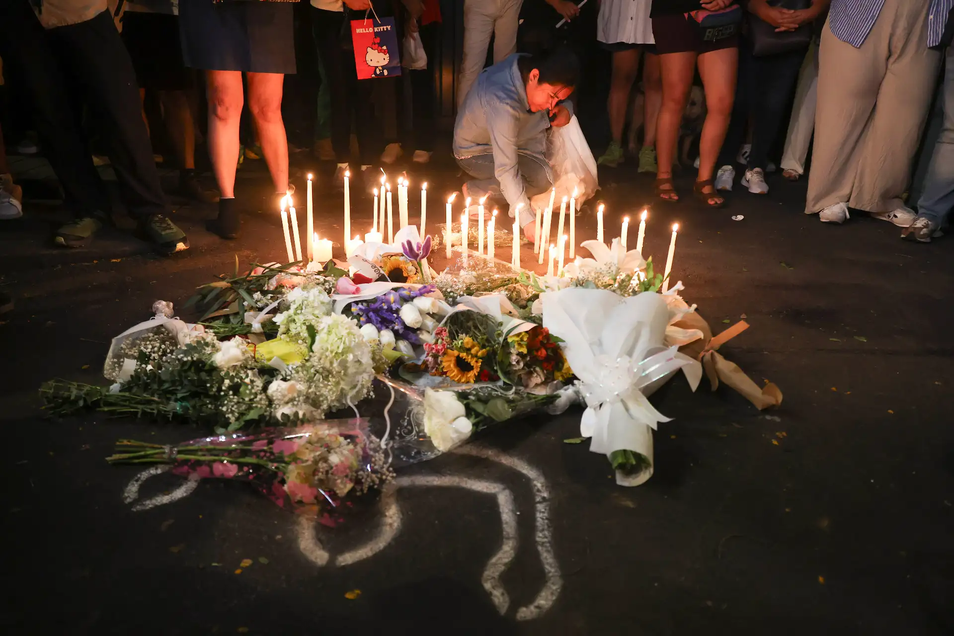 Familiares y amigos de Lizeth Marsano realizan  una vigilia en el lugar del accidente para pedir justicia. Foto: ANDINA/Jhonel Rodríguez Robles