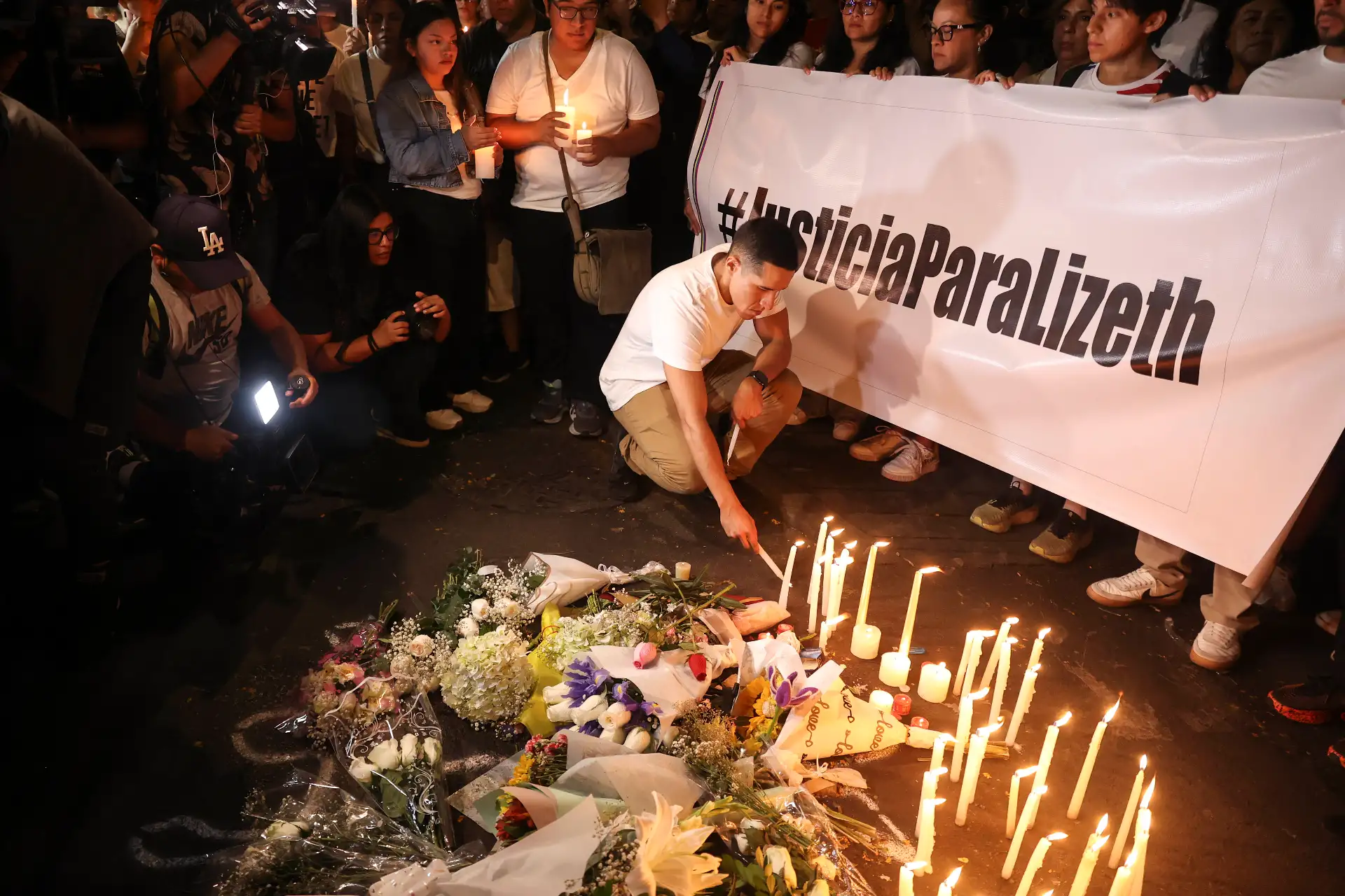 Familiares y amigos de Lizeth Marsano realizan  una vigilia en el lugar del accidente para pedir justicia. Foto: ANDINA/Jhonel Rodríguez Robles