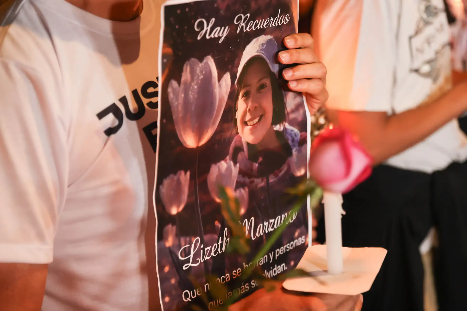 Familiares y amigos de Lizeth Marsano realizan una vigilia en el lugar del accidente para pedir justicia. Foto: ANDINA/Jhonel Rodríguez Robles