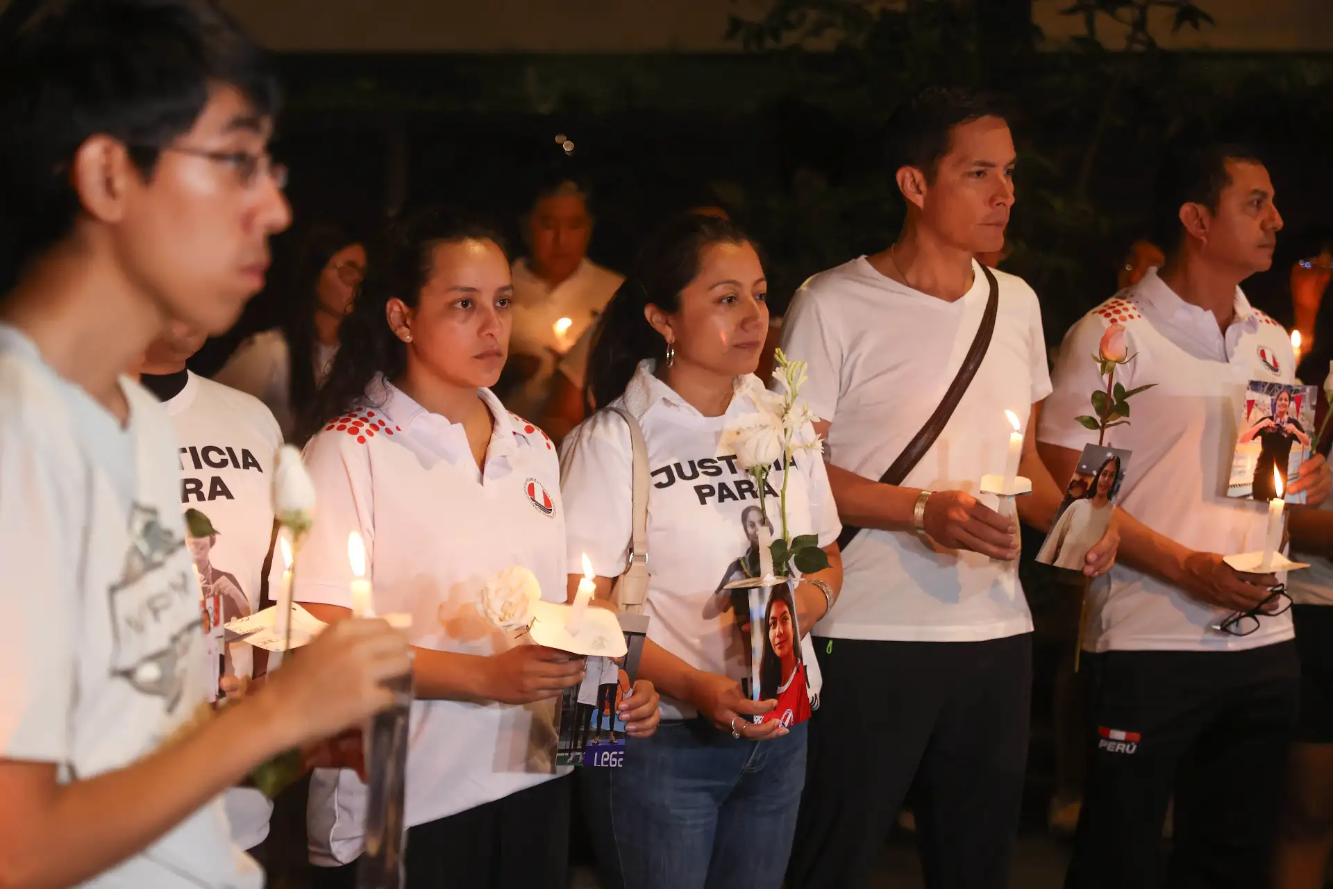 Familiares y amigos de Lizeth Marsano realizan una vigilia en el lugar del accidente para pedir justicia. Foto: ANDINA/Jhonel Rodríguez Robles