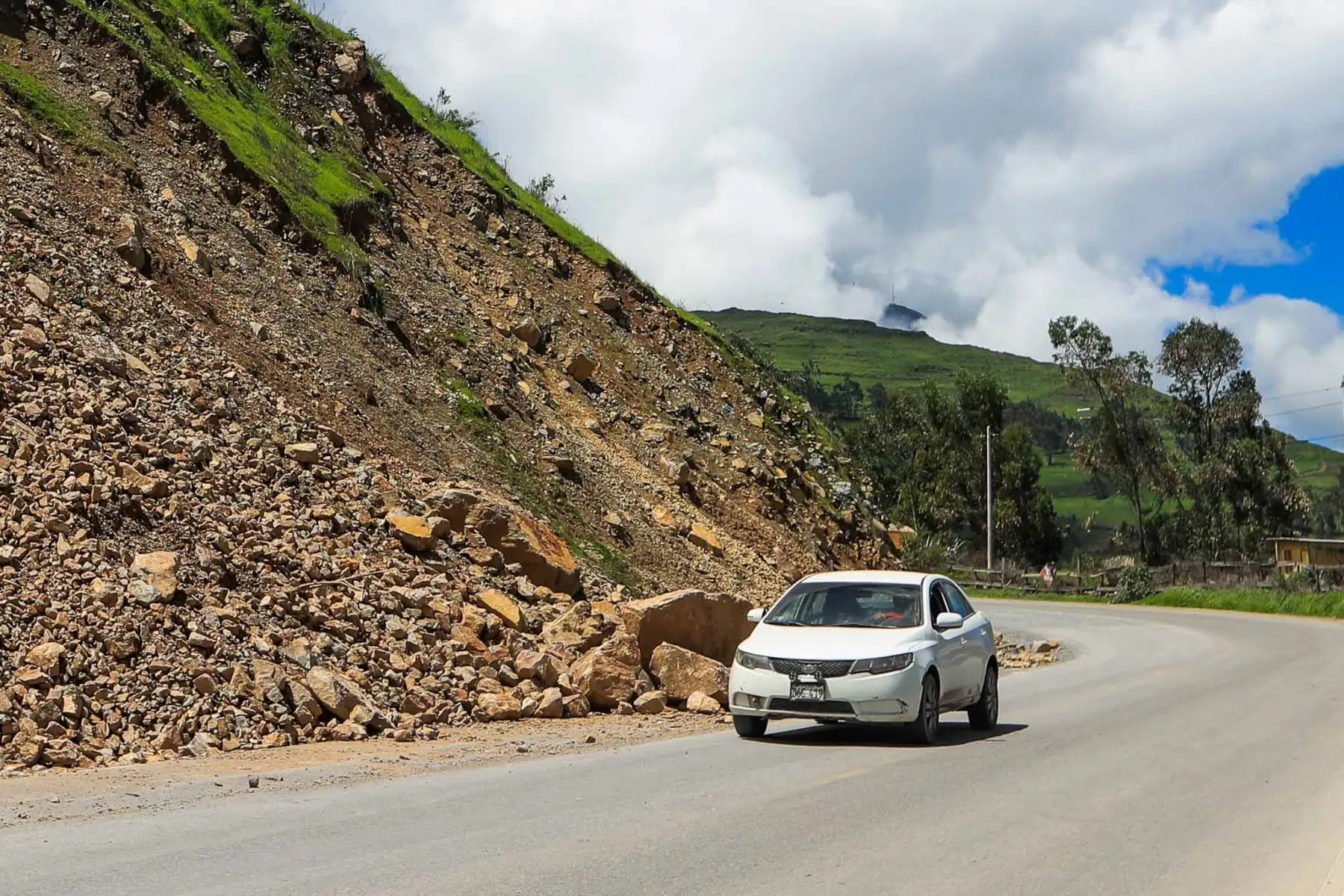 Trabajadores realizan labores de despeje en el tramo afectado de la vía Canta–Huallay, luego de que el incremento del caudal y la inestabilidad del terreno provocaran la caída de rocas. Foto: ANDINA/ Ricardo Cuba