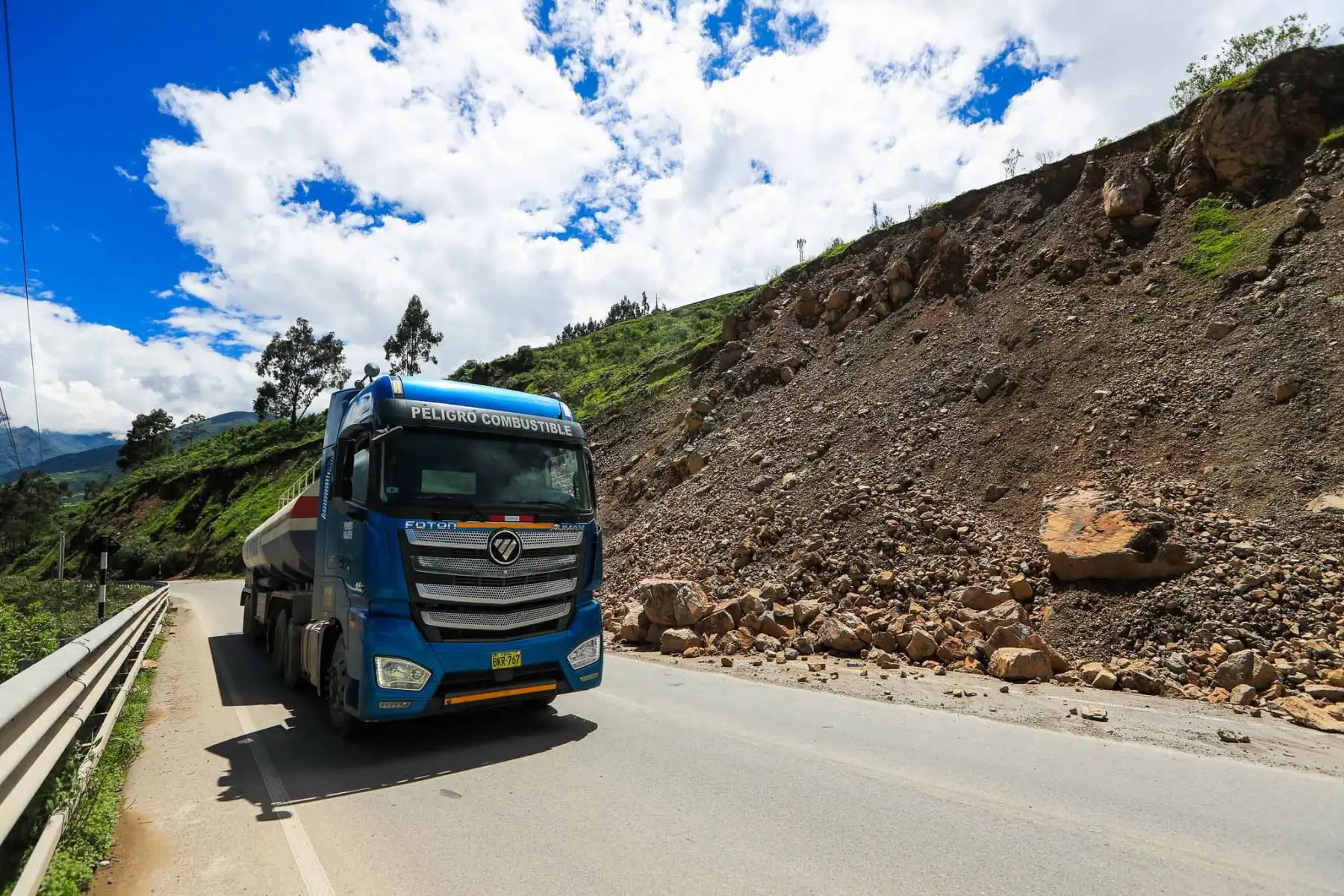Trabajadores realizan labores de despeje en el tramo afectado de la vía Canta–Huallay, luego de que el incremento del caudal y la inestabilidad del terreno provocaran la caída de rocas. Foto: ANDINA/ Ricardo Cuba