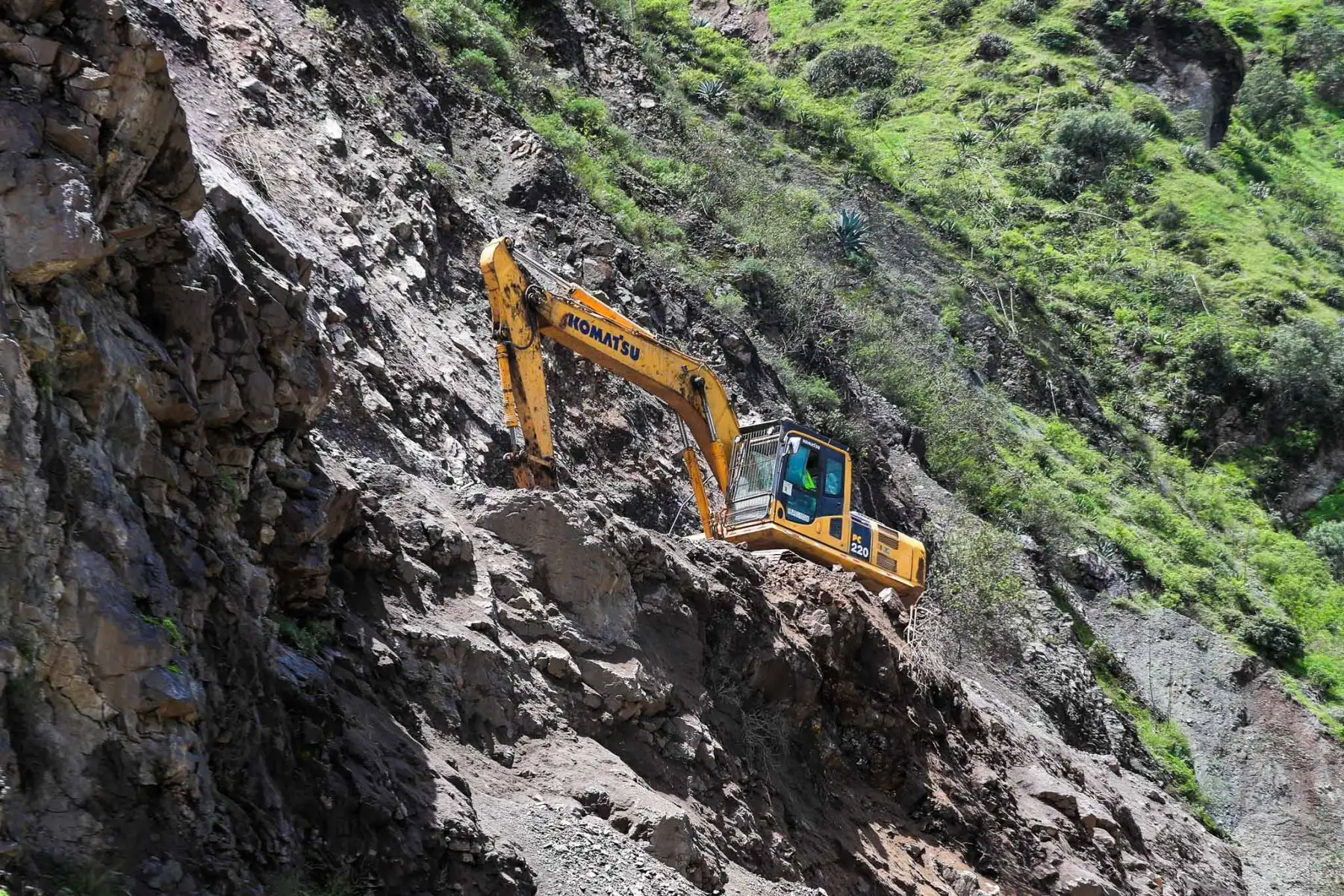 Maquinaria pesada y personal especializado trabajan en la remoción de rocas que cayeron sobre la vía Canta–Huallay, tras las intensas lluvias registradas en la sierra. Foto: ANDINA/ Ricardo Cuba