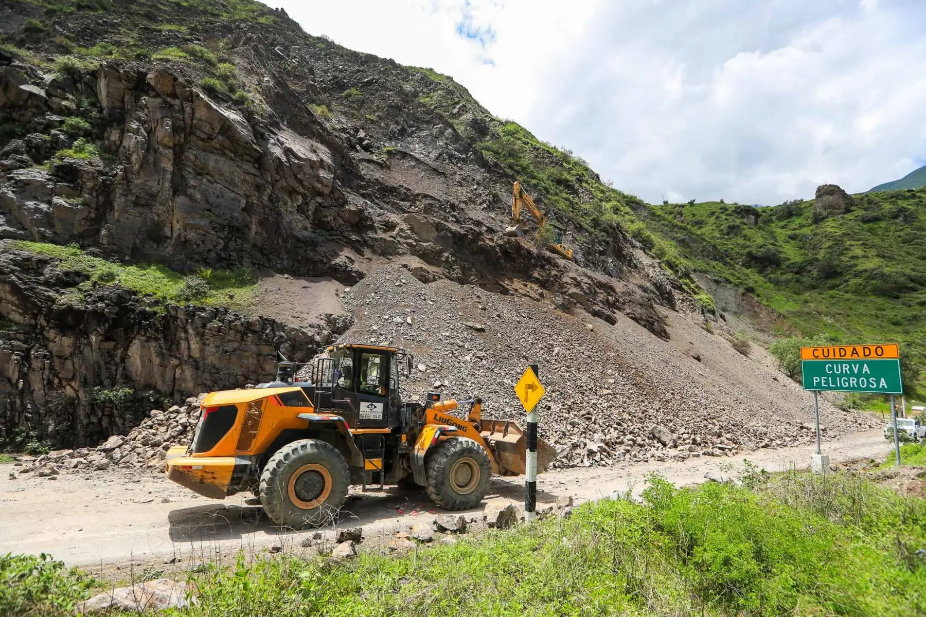 Maquinaria pesada y personal especializado trabajan en la remoción de rocas que cayeron sobre la vía Canta–Huallay, tras las intensas lluvias registradas en la sierra. Foto: ANDINA/ Ricardo Cuba