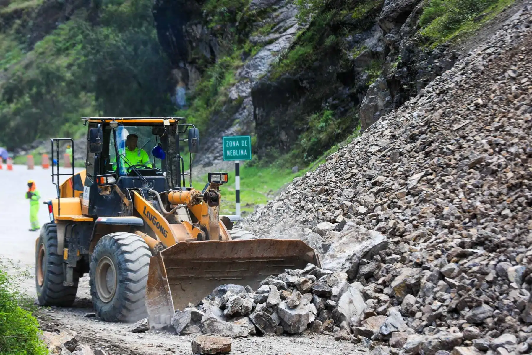 El incremento de las lluvias en las zonas altoandinas provocó el deslizamiento de rocas en la carretera Canta–Huallay, afectando el tránsito vehicular. Personal trabaja en el lugar para desbloquear la vía y restablecer el paso. Foto: ANDINA/ Ricardo Cuba
