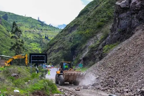 Deslizamiento de rocas bloquea la carretera Canta–Huallay y personal trabaja para restablecer el tránsito