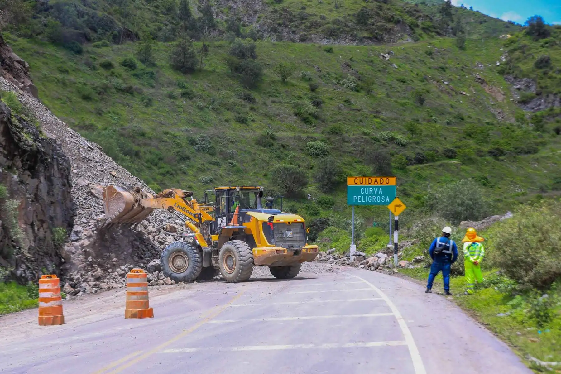 El incremento de las lluvias en las zonas altoandinas provocó el deslizamiento de rocas en la carretera Canta–Huallay, afectando el tránsito vehicular. Personal trabaja en el lugar para desbloquear la vía y restablecer el paso. Foto: ANDINA/ Ricardo Cuba