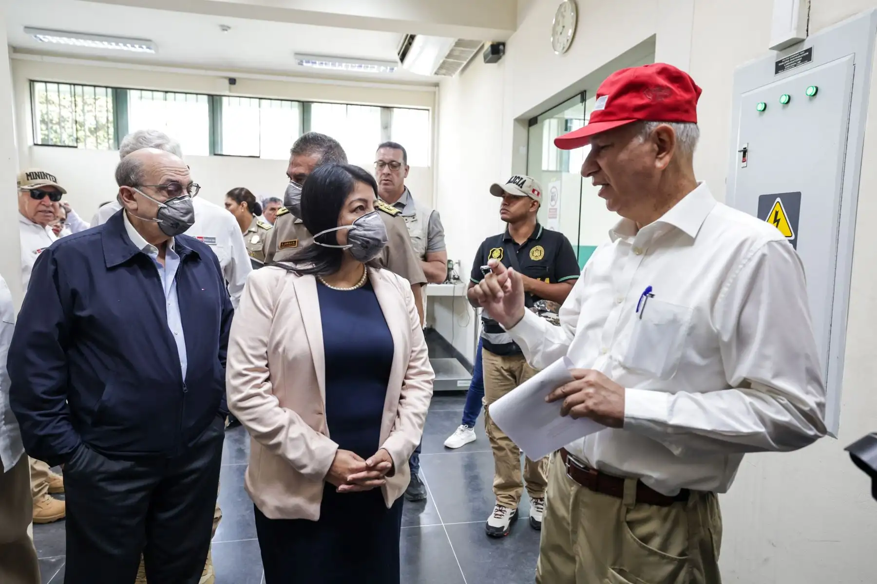 La premier Denisse Miralles, el ministro Hugo Begazo y el canciller Hugo de Zela lideran la ceremonia que reafirma el compromiso firme e irrenunciable del Estado con la lucha implacable contra el tráfico ilícito de drogas. Foto: PCM