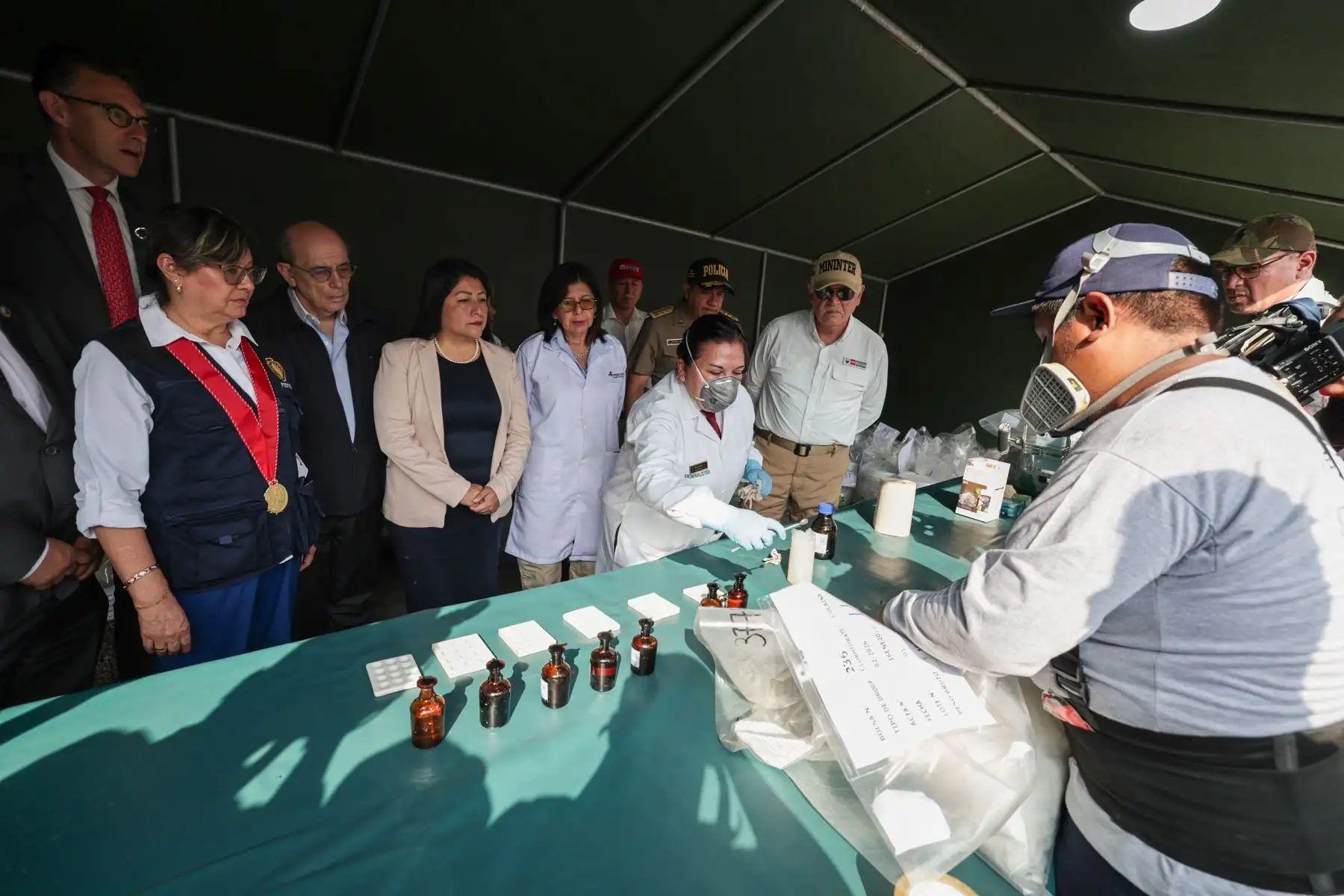La premier Denisse Miralles, el ministro Hugo Begazo y el canciller Hugo de Zela lideran la ceremonia que reafirma el compromiso firme e irrenunciable del Estado con la lucha implacable contra el tráfico ilícito de drogas. Foto: PCM