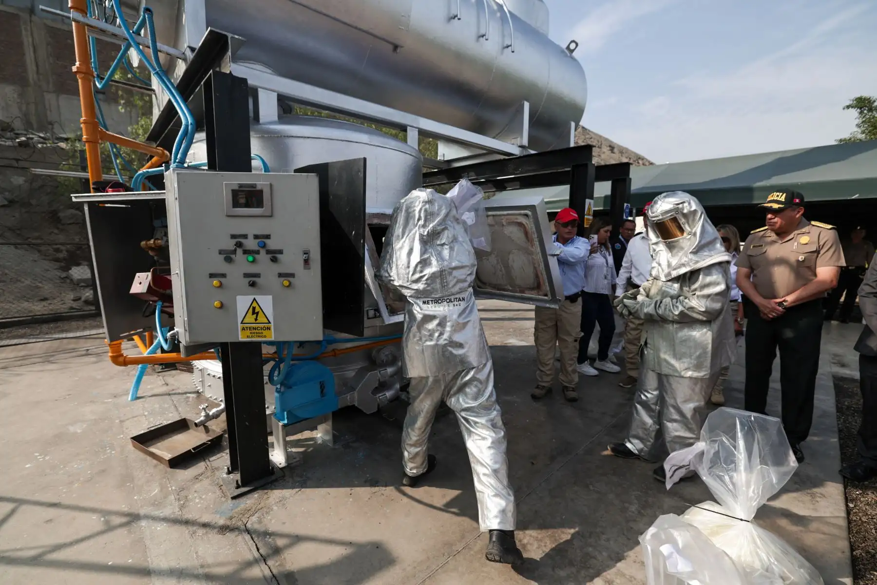 En este primer proceso se incineran más de 8 toneladas (8 324.24 kg) de distintos tipos de drogas, las cuales fueron decomisadas en operativos ejecutados por la Dirandro, regiones policiales y unidades especializadas de la 
Policía Nacional en todo el país. Foto: PCM