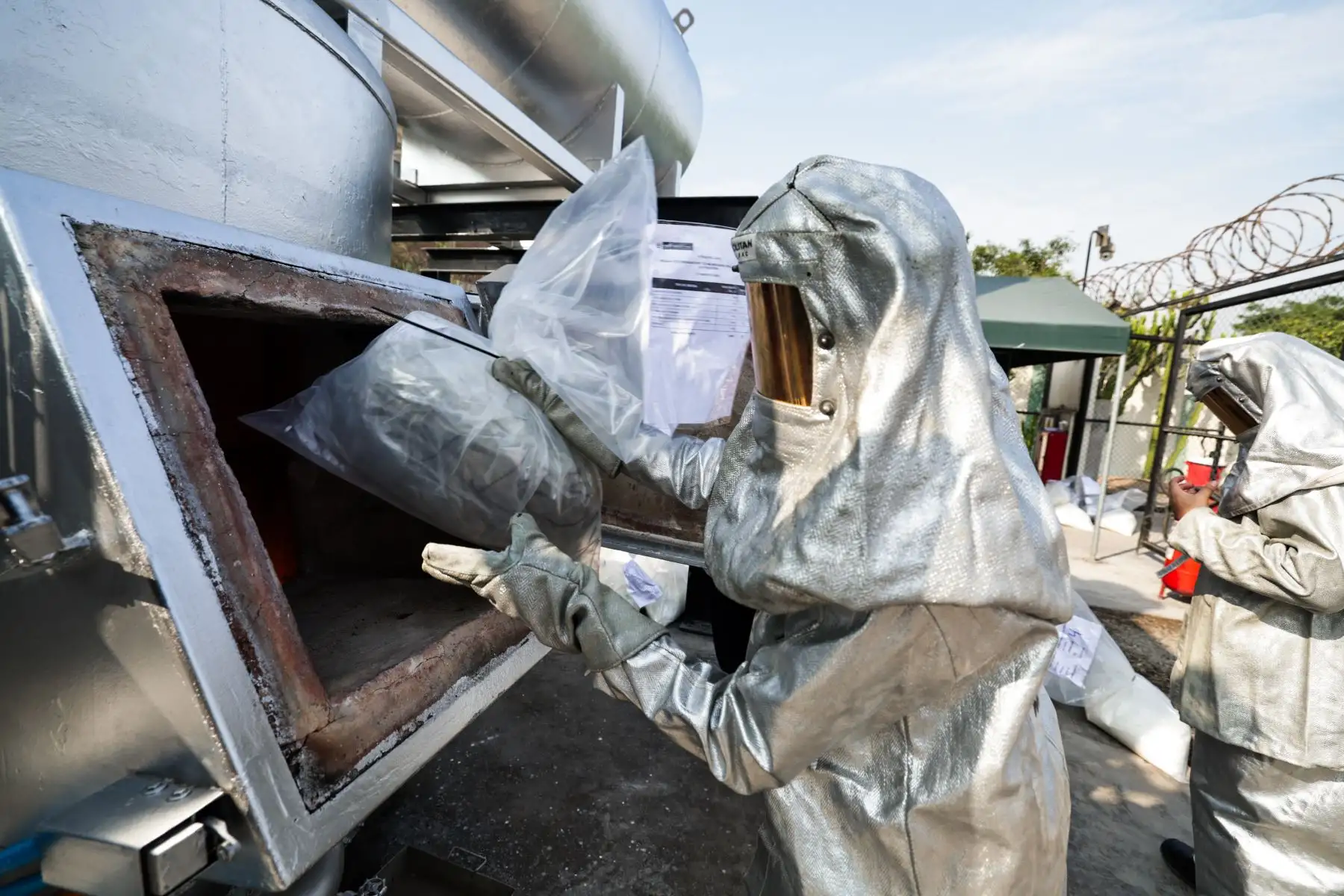 En este primer proceso se incineran más de 8 toneladas (8 324.24 kg) de distintos tipos de drogas, las cuales fueron decomisadas en operativos ejecutados por la Dirandro, regiones policiales y unidades especializadas de la 
Policía Nacional en todo el país. Foto: PCM