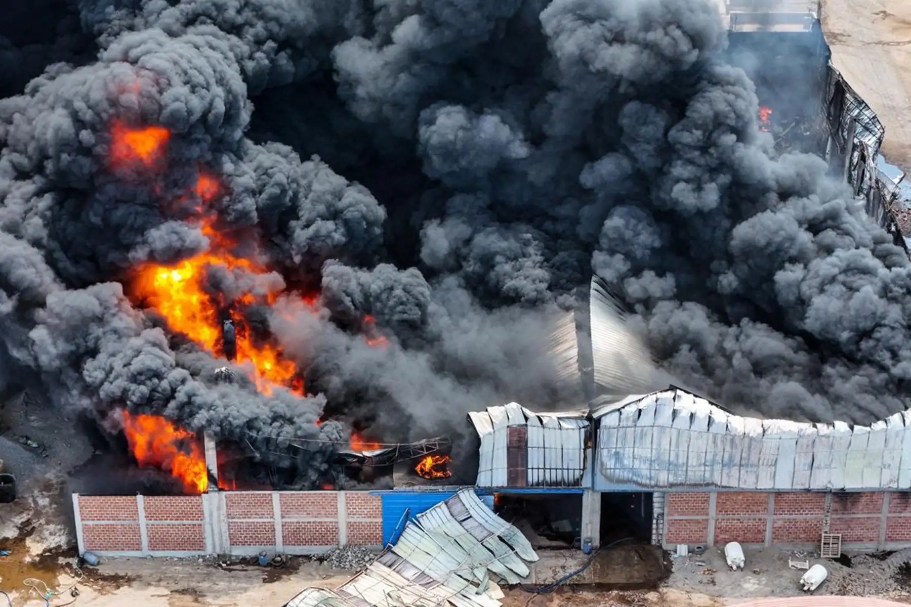 Una densa humareda negra, visible a varios kilómetros, evidenció la magnitud del incendio registrado en un galpón de aceitunas, así como en un depósito y planta de extracción de aceite de oliva en el sector de La Yarada Los Palos. Foto: Municipalidad Provincial de Tacna