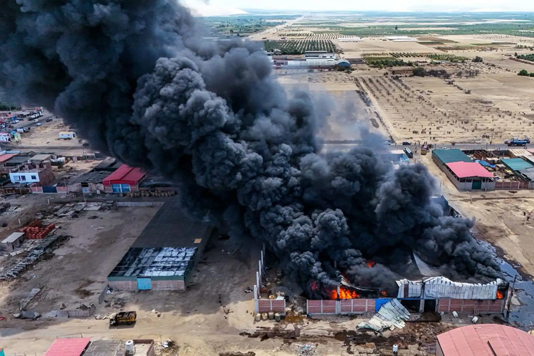De acuerdo con el reporte preliminar, el incendio dejó únicamente daños materiales y no se registraron víctimas. En la zona permanece el subgerente de Gestión de Riesgos y Desastres, junto a su equipo técnico, supervisando las labores. Foto: Municipalidad Provincial de Tacna