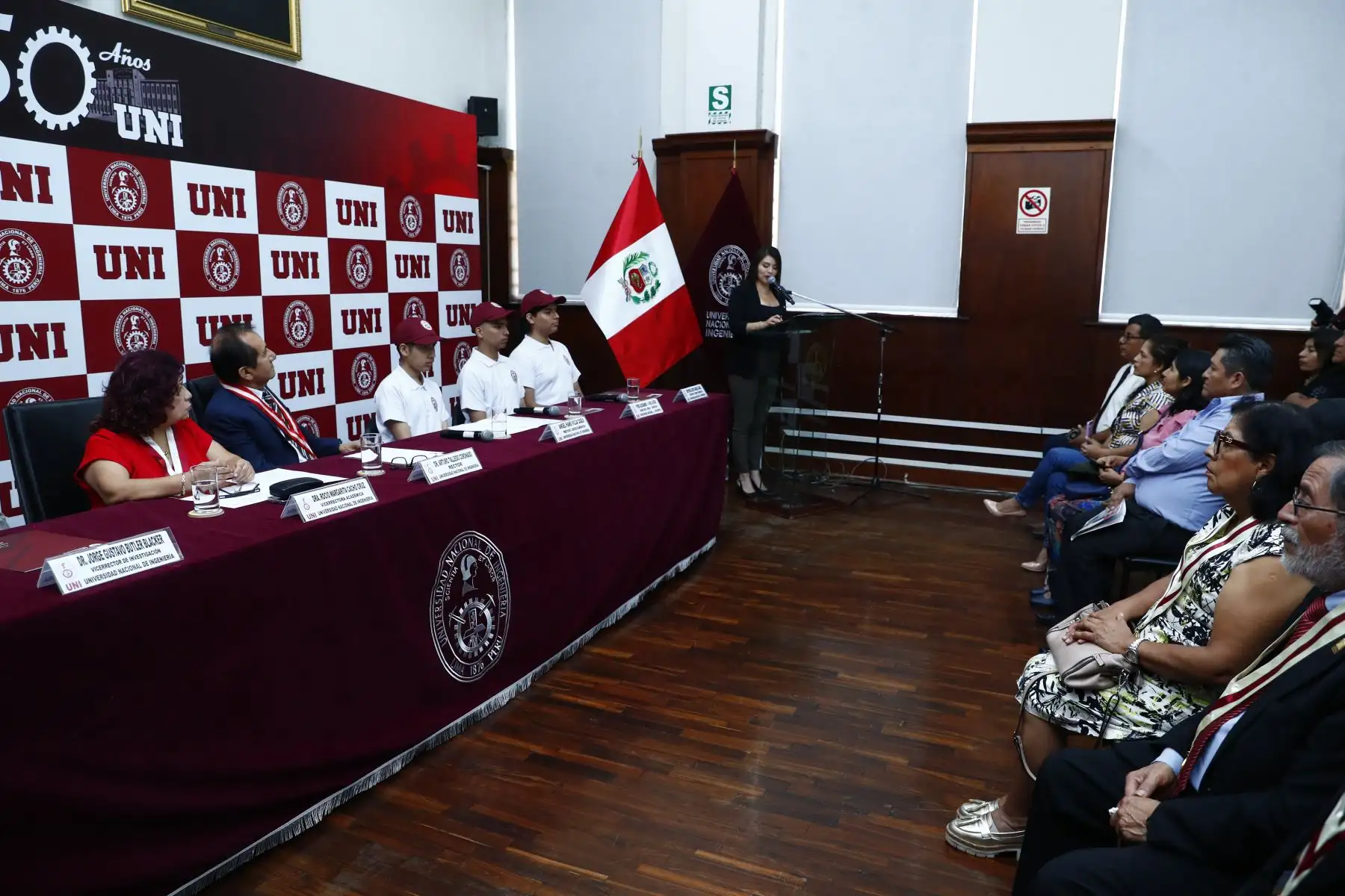 Fueron presentados ante la opinión pública los tres jóvenes postulantes que alcanzaron los primeros puestos del Examen de Admisión UNI 2026-1, en una ceremonia oficial a la que asistieron acompañados de sus padres y donde estuvieron presentes las principales autoridades de la Universidad Nacional de Ingeniería. Foto: ANDINA/Daniel Bracamonte