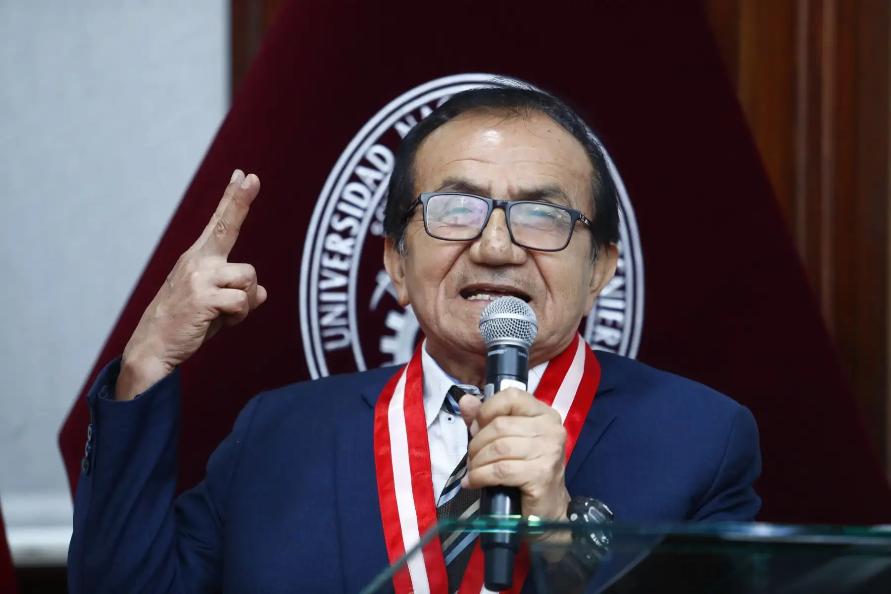 El Dr. Arturo Talledo Coronado, rector de la Universidad Nacional de Ingeniería, presidió la ceremonia oficial de presentación de los tres jóvenes postulantes que alcanzaron los primeros puestos del Examen de Admisión UNI 2026-1, en donde también estuvieron presentes los padres de los nuevos estudiantes y autoridades universitarias. Foto: ANDINA/Daniel Bracamonte