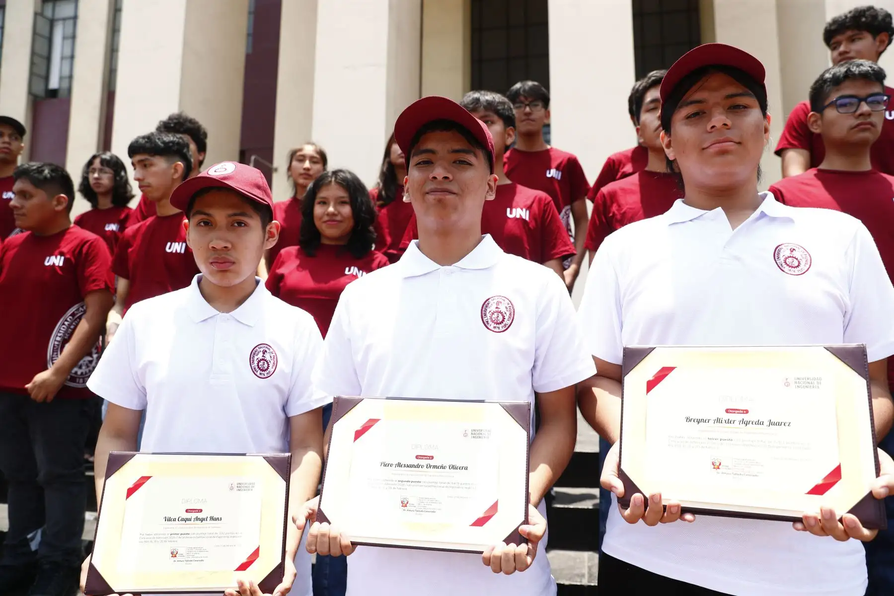Fueron presentados ante la opinión pública los tres jóvenes postulantes que alcanzaron los primeros puestos del Examen de Admisión UNI 2026-1, en una ceremonia oficial a la que asistieron acompañados de sus padres y donde estuvieron presentes las principales autoridades de la Universidad Nacional de Ingeniería. Foto: ANDINA/Daniel Bracamonte