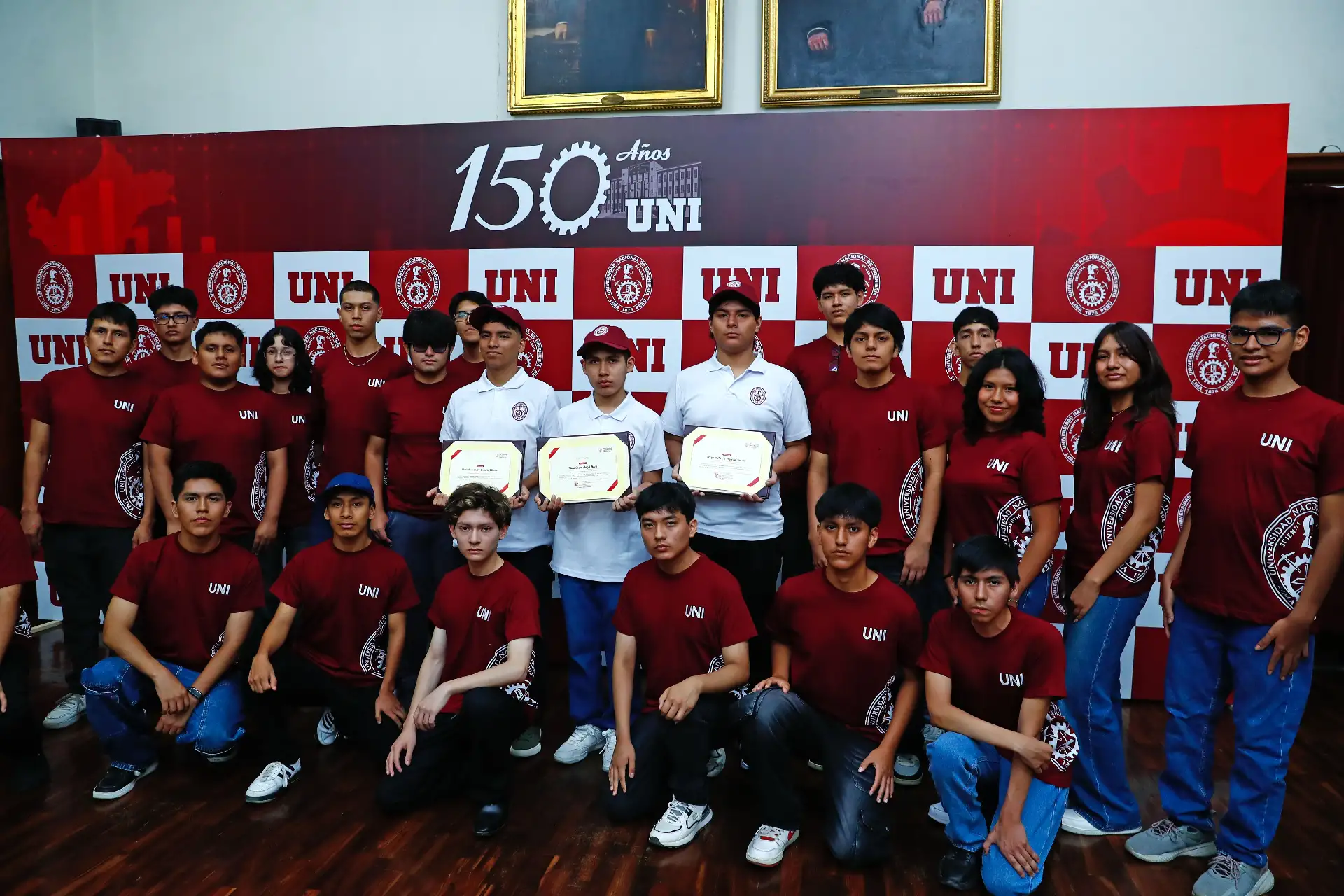 Fueron presentados ante la opinión pública los tres jóvenes postulantes que alcanzaron los primeros puestos del Examen de Admisión UNI 2026-1, en una ceremonia oficial a la que asistieron acompañados de sus padres y donde estuvieron presentes las principales autoridades de la Universidad Nacional de Ingeniería. Foto: ANDINA/Daniel Bracamonte