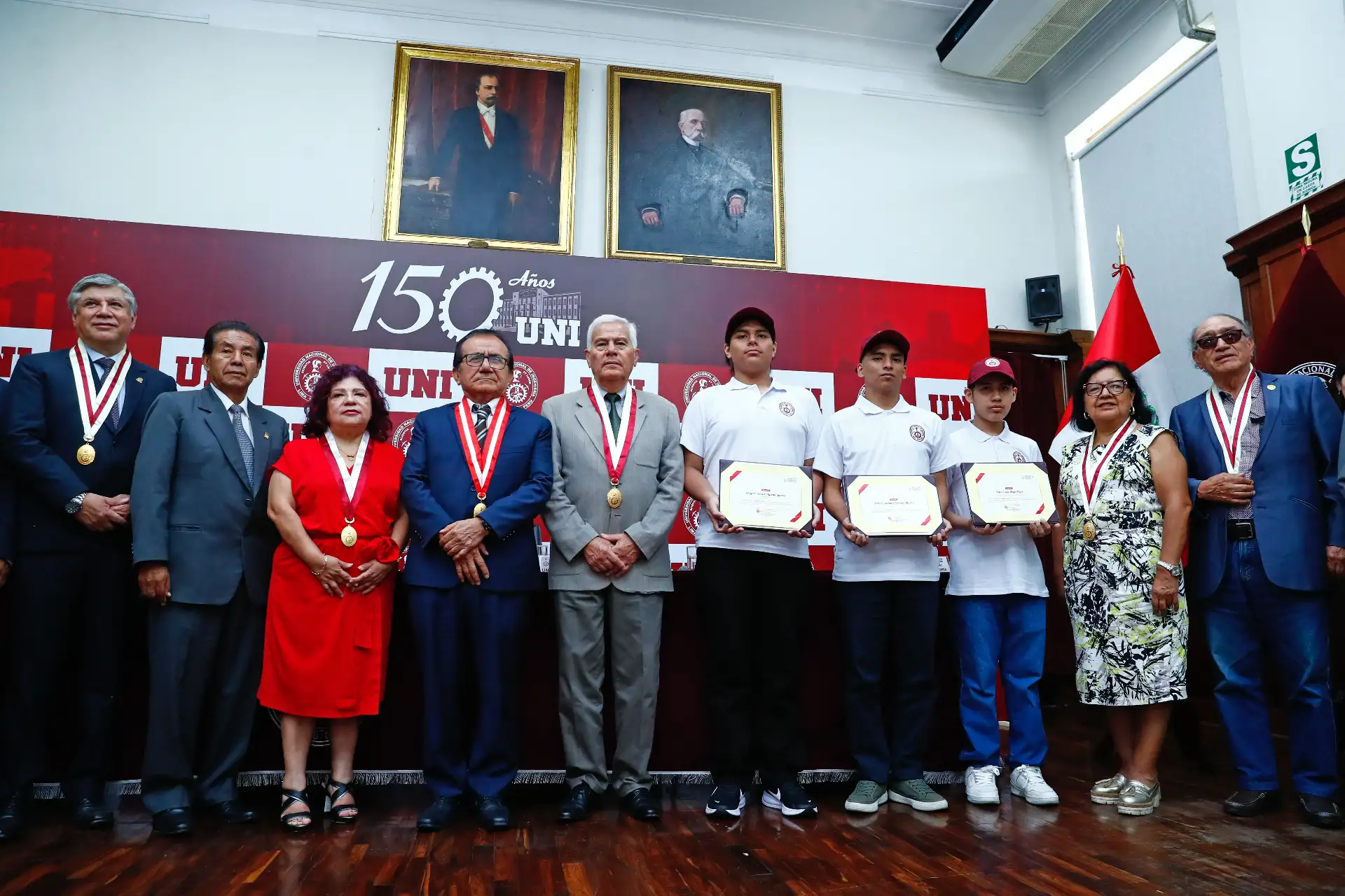 Fueron presentados ante la opinión pública los tres jóvenes postulantes que alcanzaron los primeros puestos del Examen de Admisión UNI 2026-1, en una ceremonia oficial a la que asistieron acompañados de sus padres y donde estuvieron presentes las principales autoridades de la Universidad Nacional de Ingeniería. Foto: ANDINA/Daniel Bracamonte