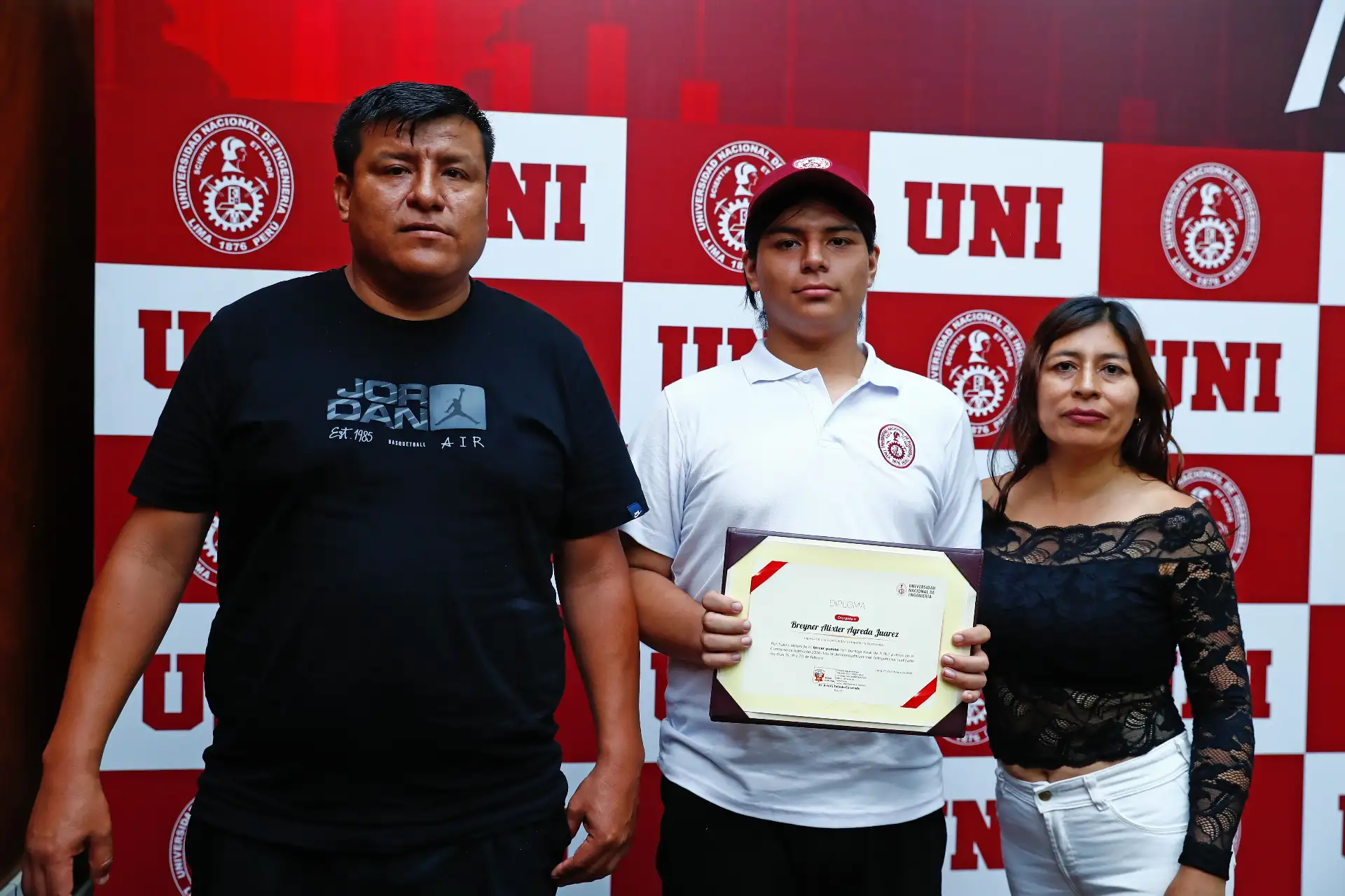Él es Breyner Alixter Agreda Juárez, el joven postulante a la Universidad Nacional de Ingeniería que alcanzó el tercer puesto del cómputo general del Examen de Admisión UNI 2026-1. Acompañado de sus padres y su maestro, el nuevo estudiante de la UNI asistió a la ceremonia de presentación de los primeros puestos del examen de admisión. Foto: ANDINA/Daniel Bracamonte