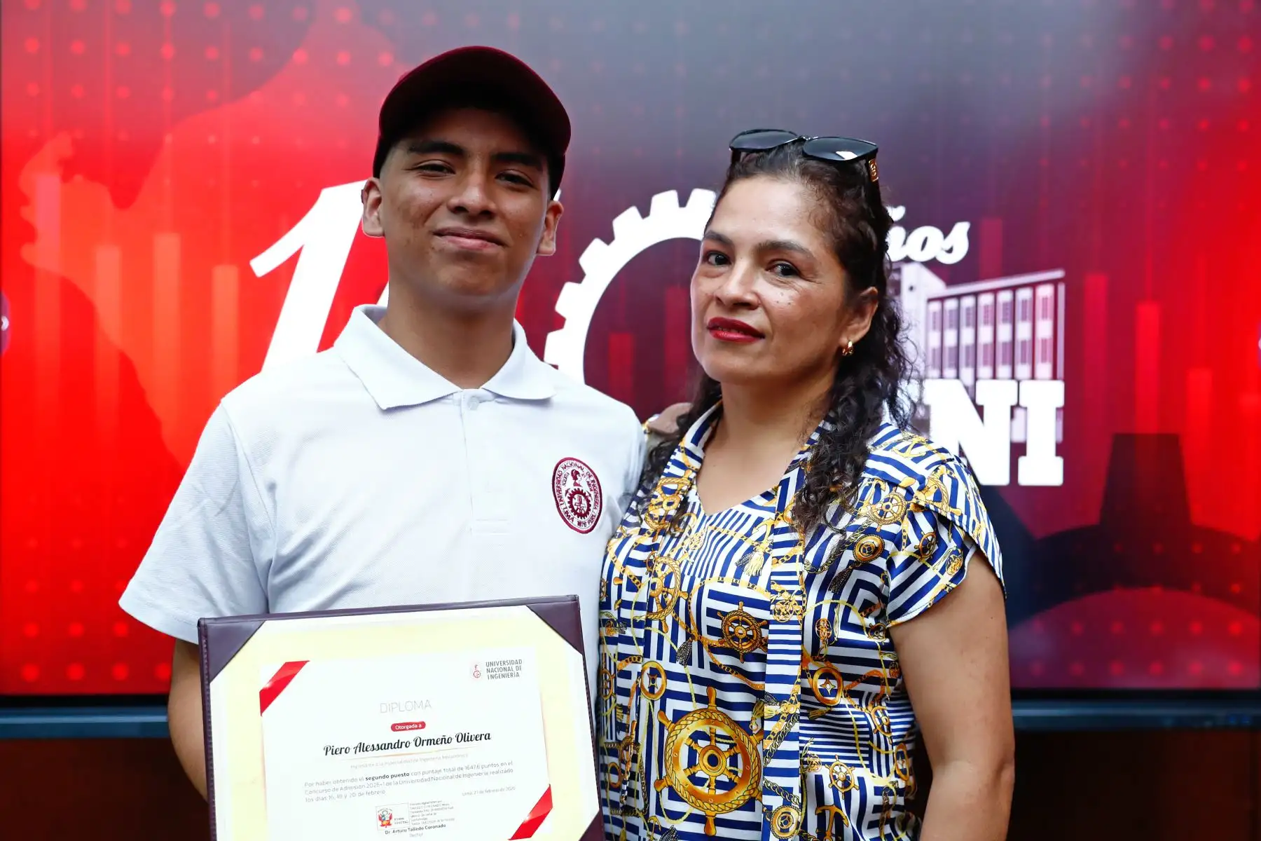 Él es Piero Alessandro Ormeño Olivera, el joven postulante a la Universidad Nacional de Ingeniería que alcanzó el segundo puesto del cómputo general del Examen de Admisión UNI 2026-1. Acompañado de su madre, el nuevo estudiante de la UNI asistió a la ceremonia de presentación de los primeros puestos del examen de admisión. Foto: ANDINA/Daniel Bracamonte