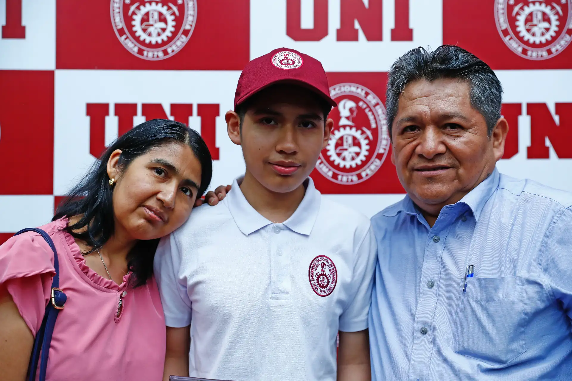 Él es Angel Hans Vilca Caqui, el joven postulante a la Universidad Nacional de Ingeniería que alcanzó el primer puesto del cómputo general del Examen de Admisión UNI 2026-1. Acompañado de sus padres, el nuevo estudiante de la UNI asistió a la ceremonia de presentación de los primeros puestos del examen de admisión. Foto: ANDINA/Daniel Bracamonte