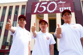 Fueron presentados ante la opinión pública los tres jóvenes postulantes que alcanzaron los primeros puestos del Examen de Admisión UNI 2026-1, en una ceremonia oficial a la que asistieron acompañados de sus padres y donde estuvieron presentes las principales autoridades de la Universidad Nacional de Ingeniería. Foto: ANDINA/Daniel Bracamonte