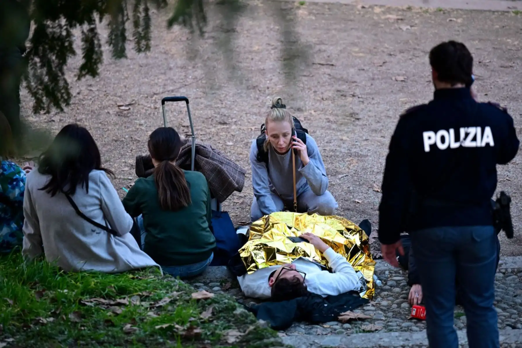 Una víctima yace en el suelo en el lugar del descarrilamiento de un tranvía en Milán el 27 de febrero de 2026.
Un tranvía descarriló y se estrelló contra un edificio en Milán el 27 de febrero de 2026, matando a una persona y hiriendo a otras veinte, dijo la policía a la AFP. Foto: AFP
