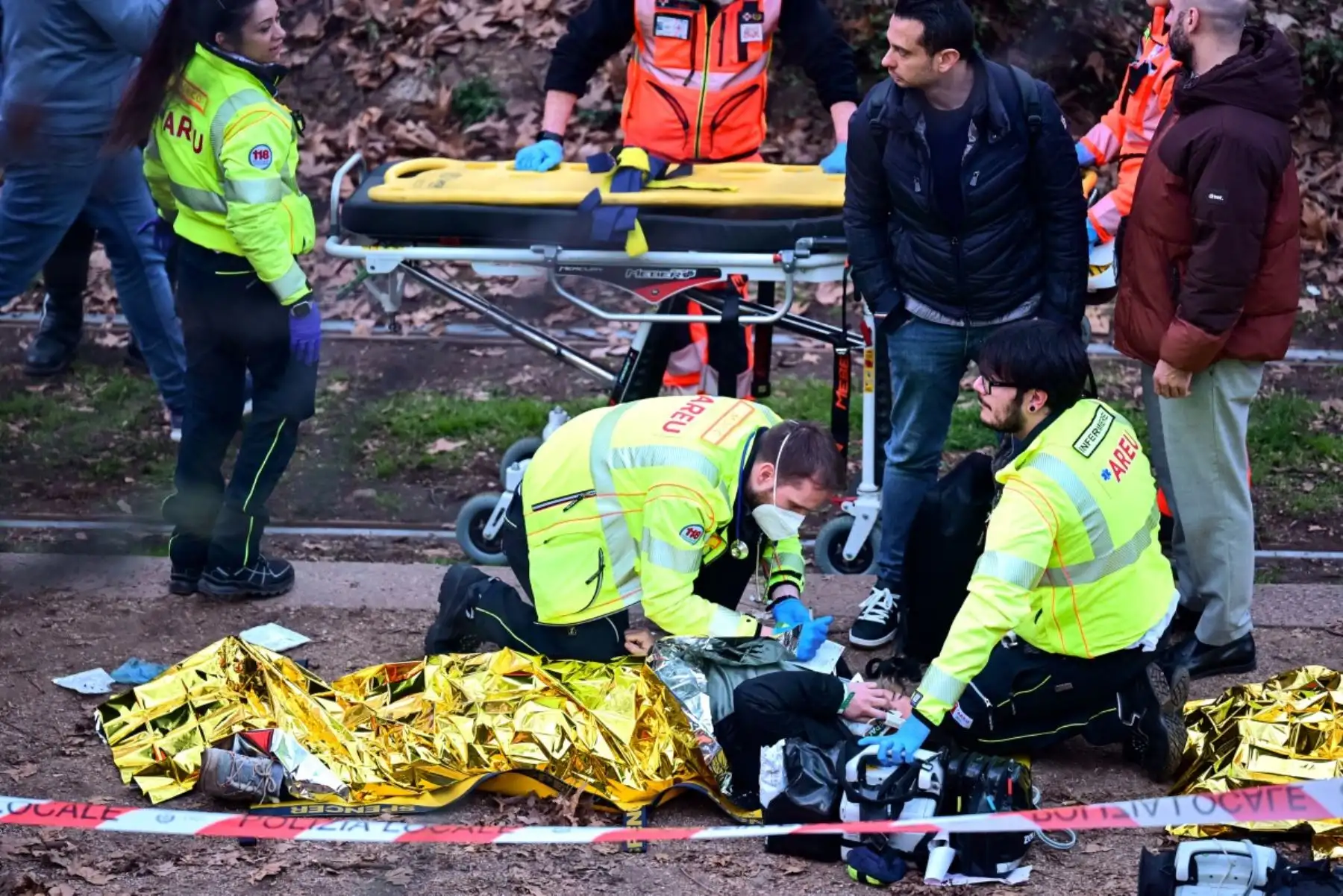 Los equipos de servicios de emergencia brindan atención médica a una víctima en el lugar del descarrilamiento de un tranvía en Milán el 27 de febrero de 2026.
Un tranvía descarriló y se estrelló contra un edificio en Milán el 27 de febrero de 2026, matando a una persona y hiriendo a otras 20, dijo la policía a la AFP. Foto: AFP